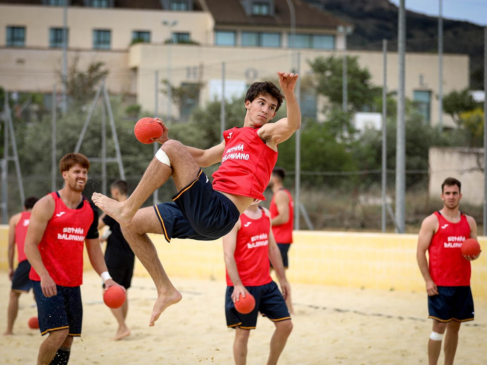 Un entrenamiento de la selección española de balonmano playa.