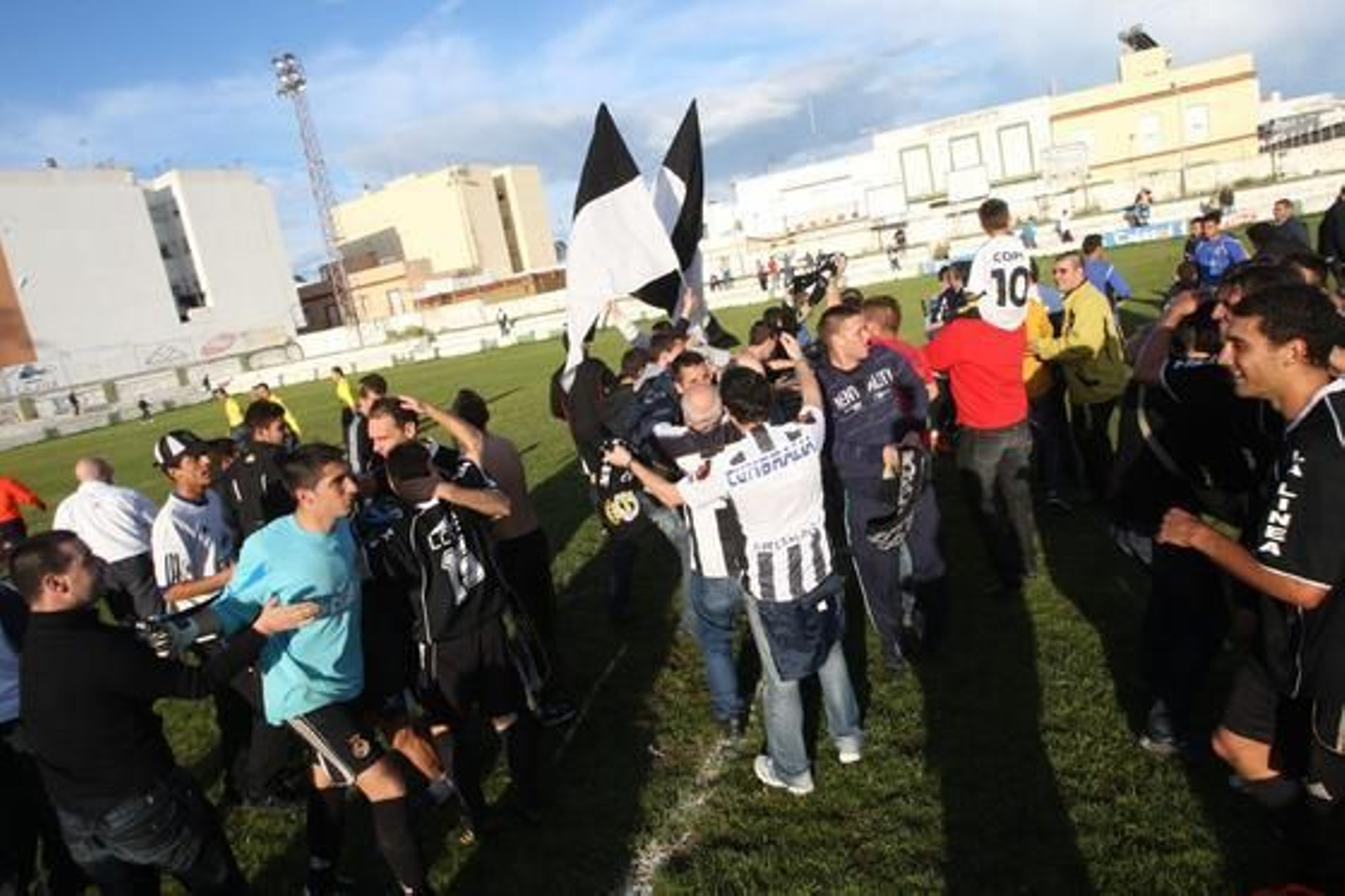 Los linenses empatan sin goles en Puerto Real y celebran el título de campeón de Liga.

Foto: Paco Guerrero