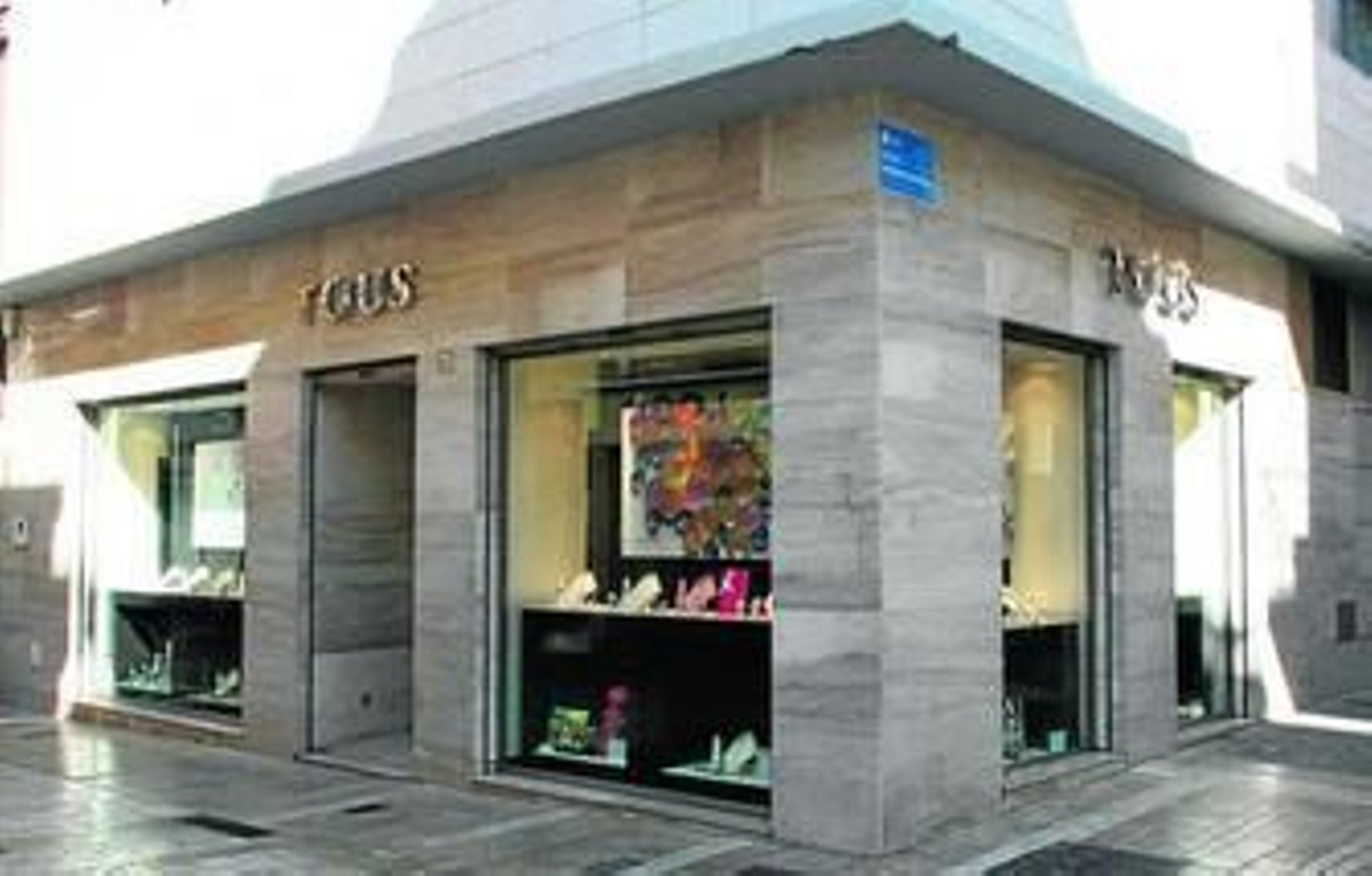 Fachada de la tienda Tous en Huelva, en el centro de la capital, a la altura del Ayuntamiento.