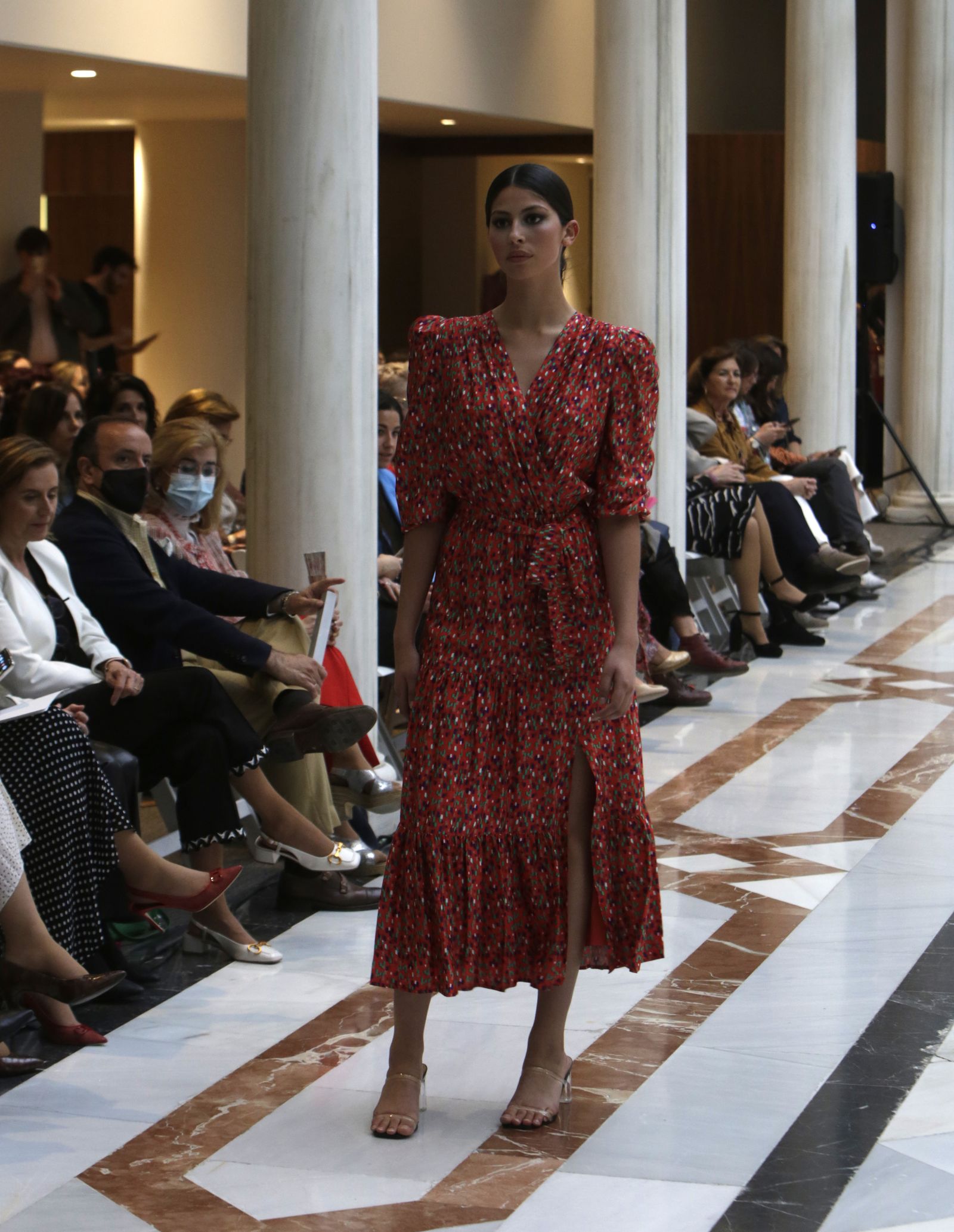 Desfile moda flamenca en las vísperas de la Feria de Abril CaixaBank