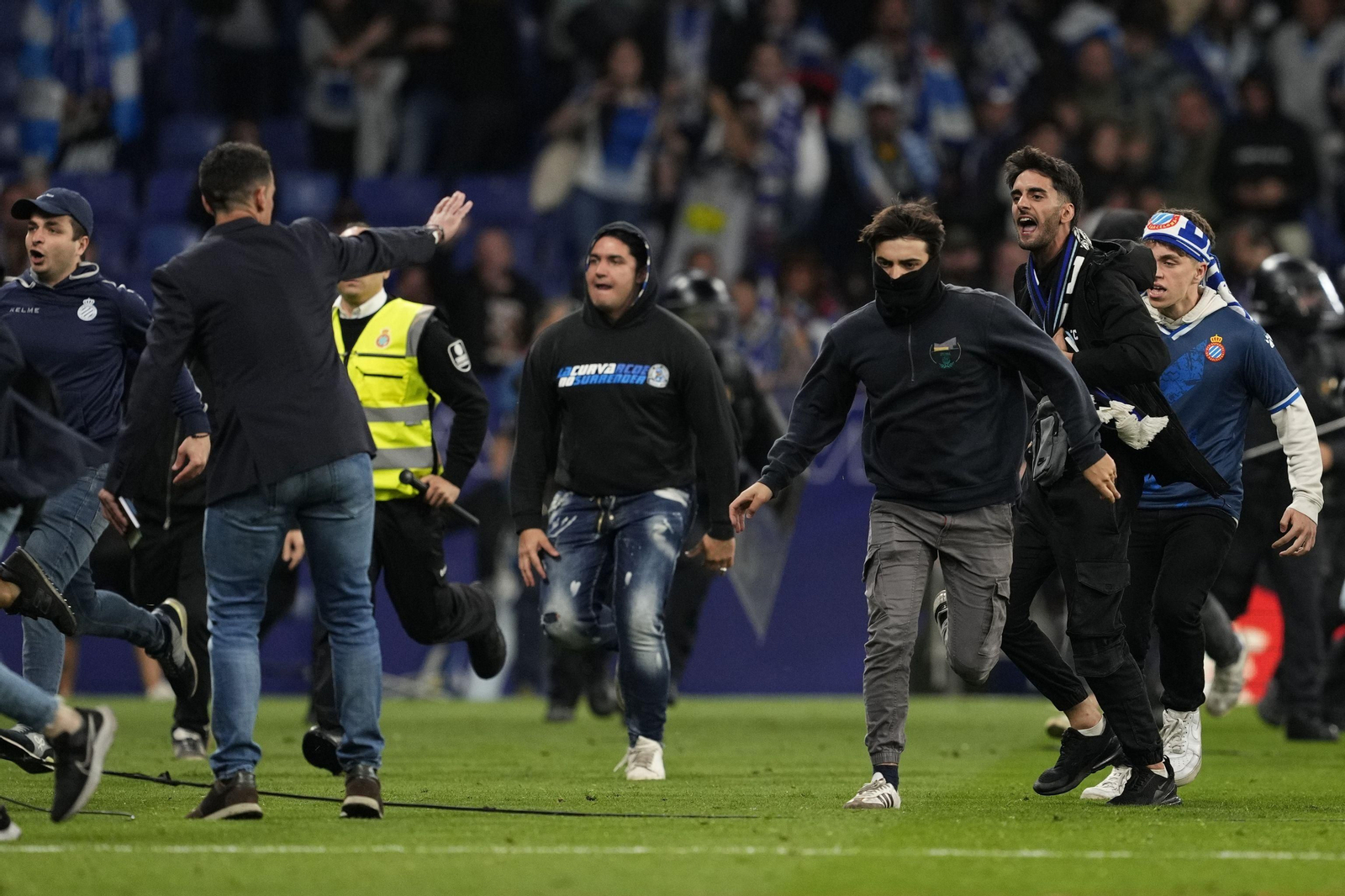 Ultras del Espanyol saltaron al césped mientras el Barcelona celebraba el título.