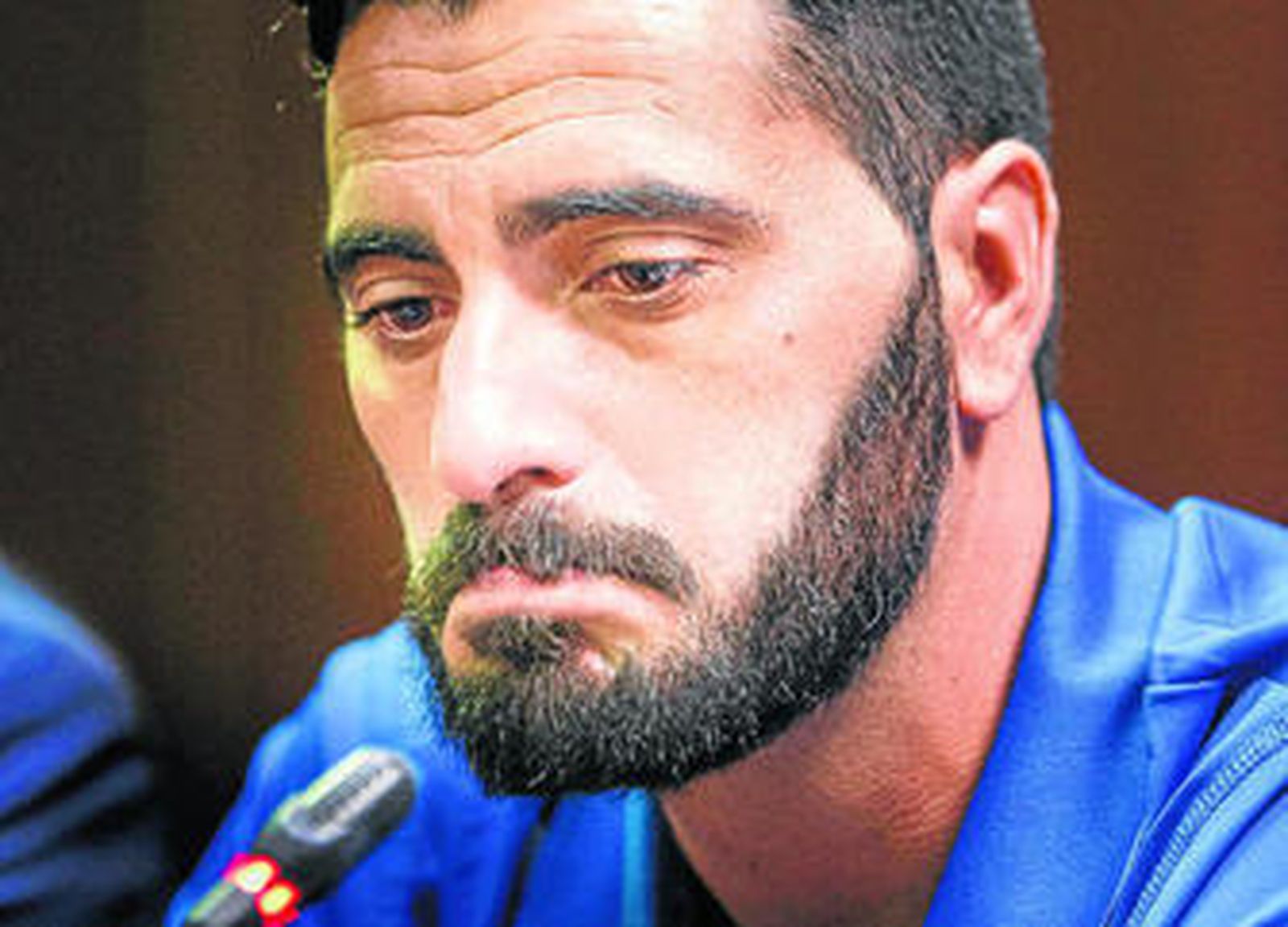 Dani Güiza, con rostro pensativo ayer durante el acto de presentación como nuevo jugador del Cádiz.