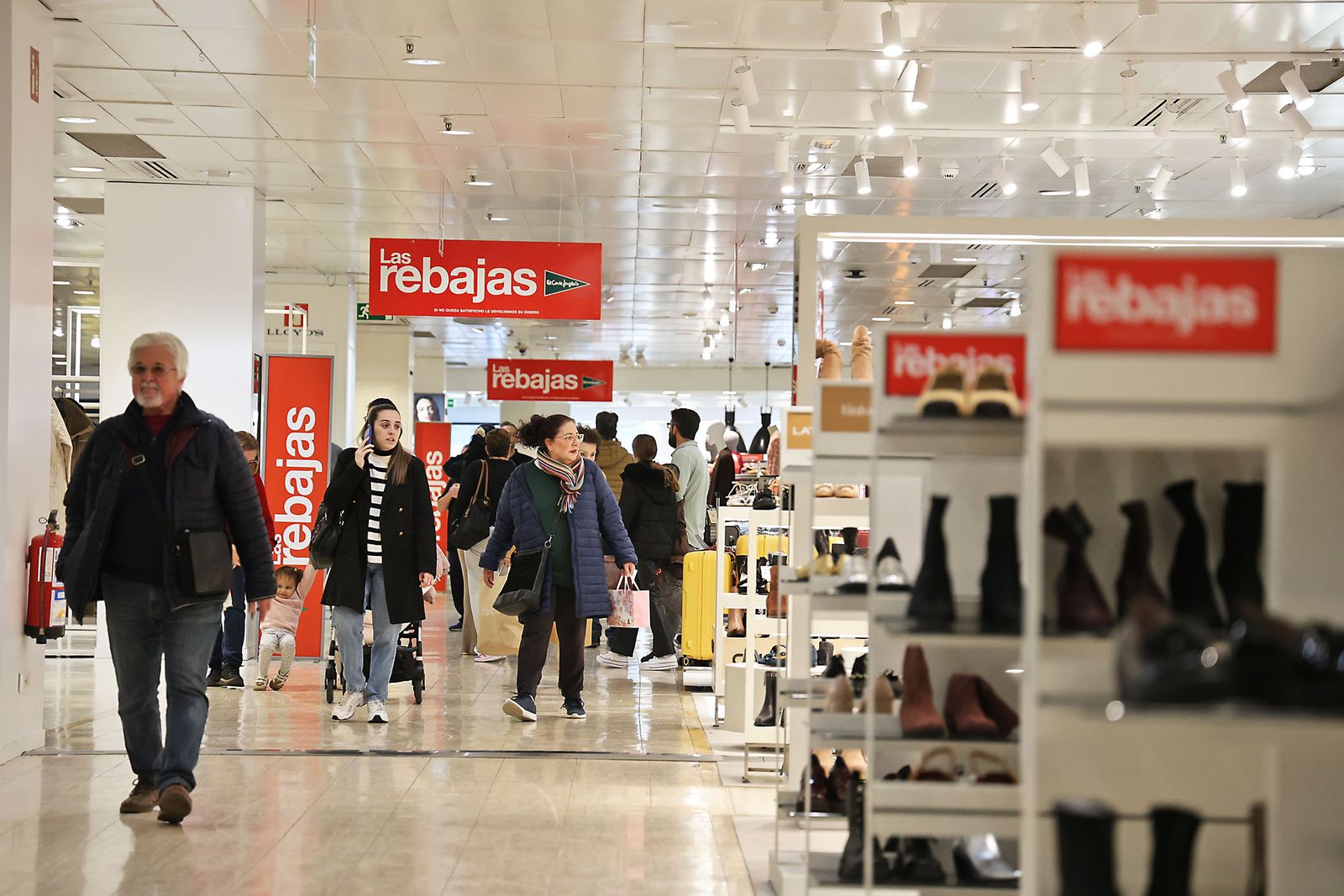 Imágenes del comienzo de las rebajas en Huelva