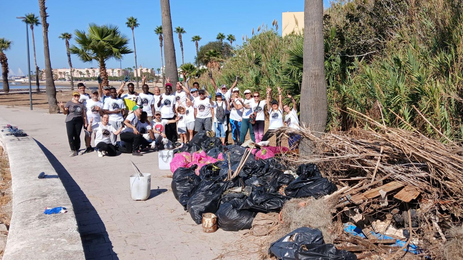 Limpieza paseo maritimo Puerto Real de El Pulmón de la Bahia