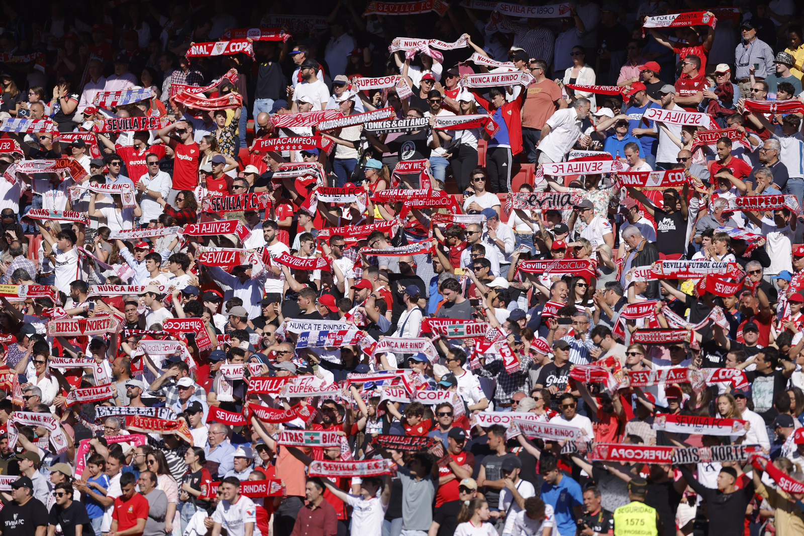 Búscate en las fotos del Sevilla-Almería