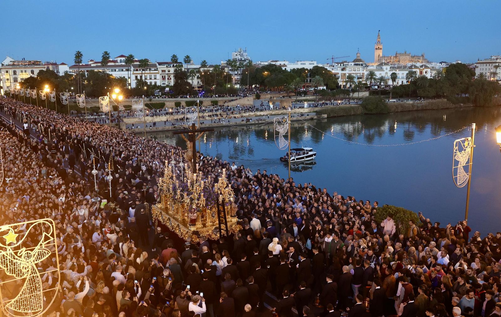 Las imágenes del traslado del Cachorro a la Catedral de Sevilla para la Magna