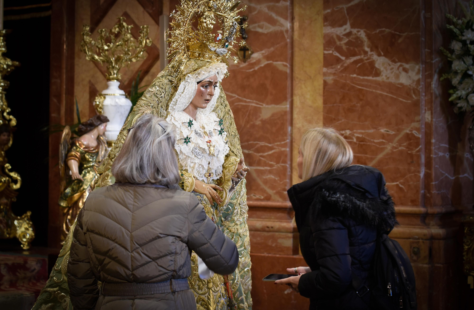 El besamanos de la Macarena, en imágenes