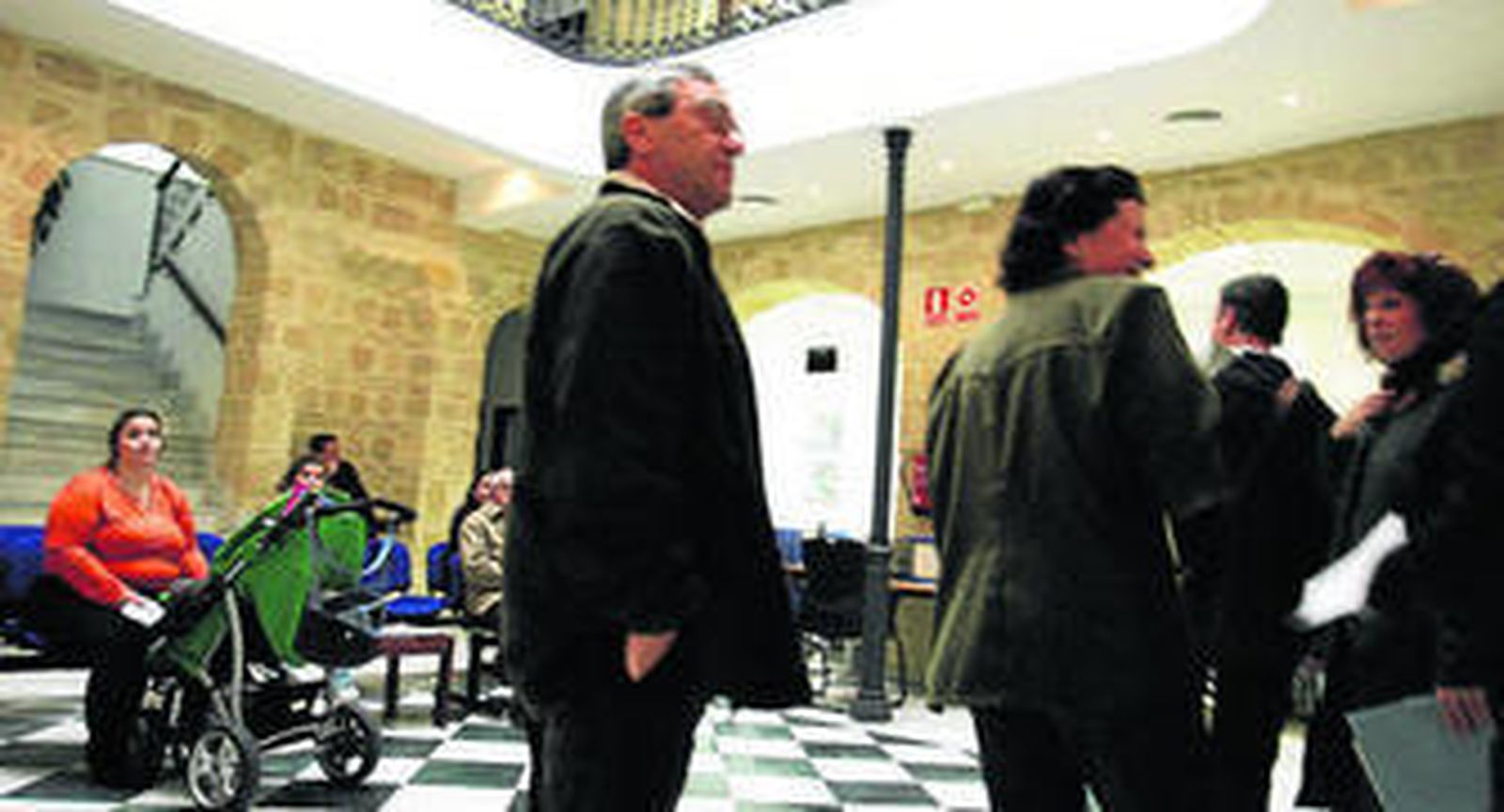 Contribuyentes hacen cola en la Subgerencia del Catastro en Jerez, sita en la calle Tornería.