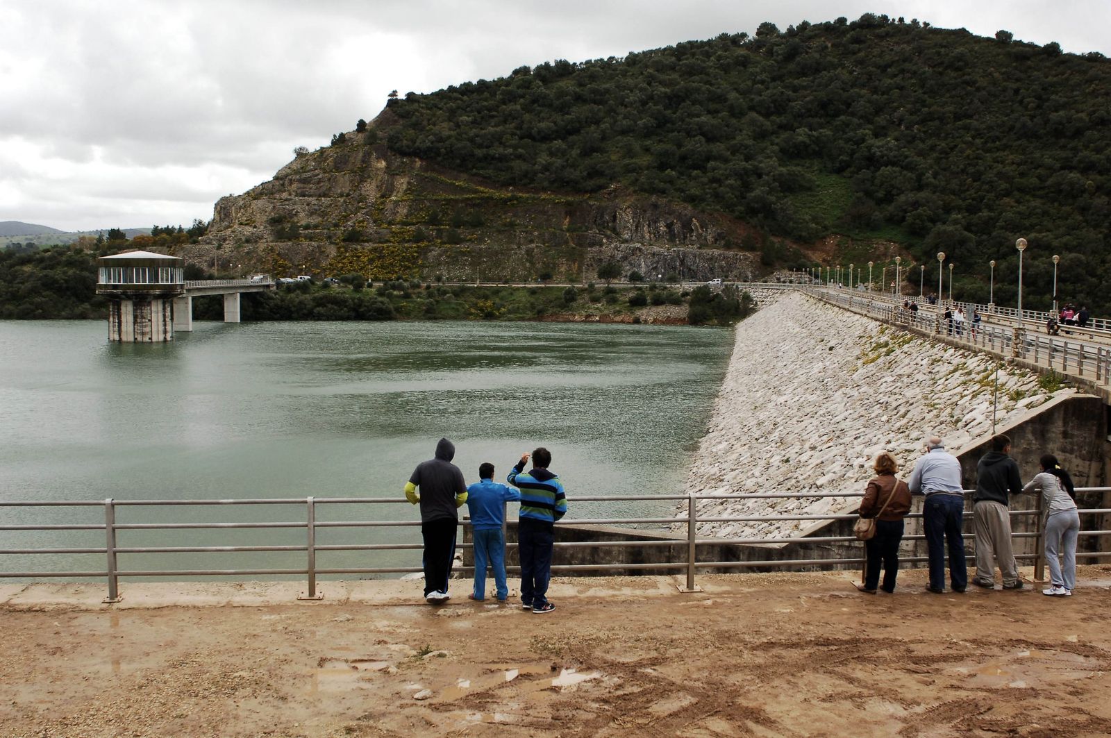 El embalse de Guadalcacín, cuando empezó a aliviar agua en abril de 2013 al llegar al 98% de almacenamiento. Ayer estaba ya al 81%