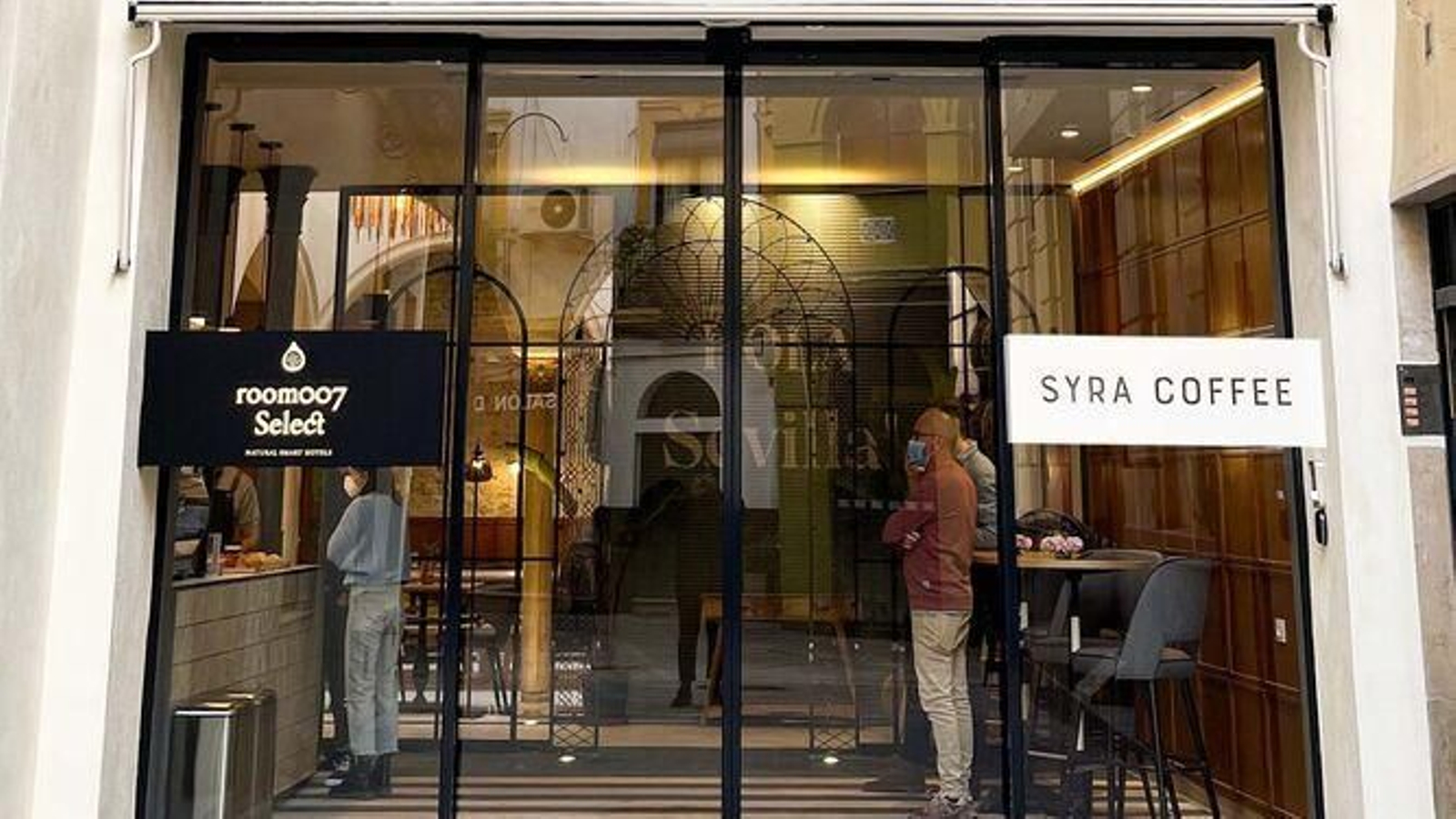 Entrada de la cafetería Syra Coffee, en el hall del hotel Room007, en la calle Jovellanos.