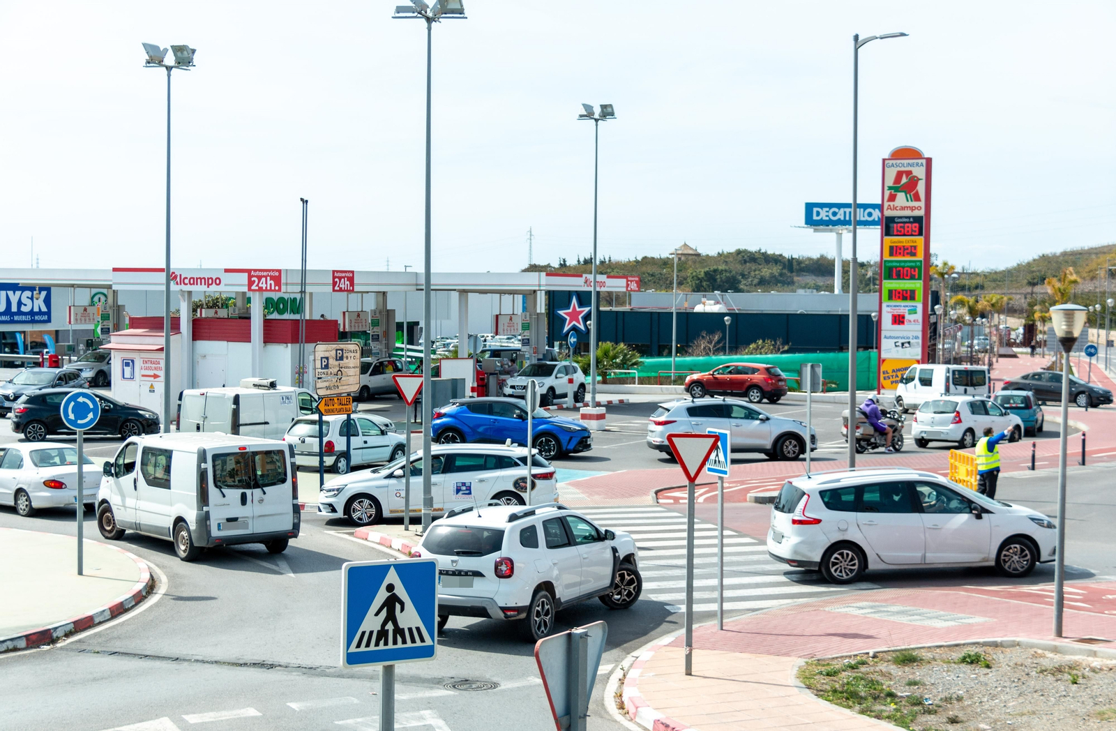 Colas y desconcierto para repostar en las gasolineras más baratas de la Costa de Granada