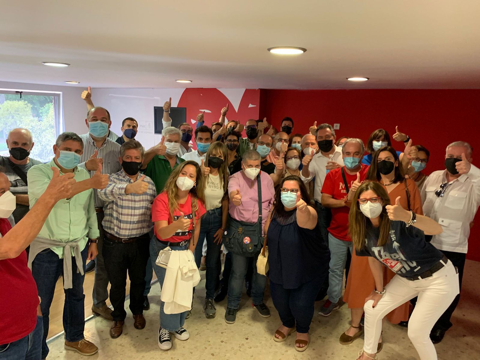 Juan Espadas, con un grupo de militantes de San Fernando en la sede del PSOE local.