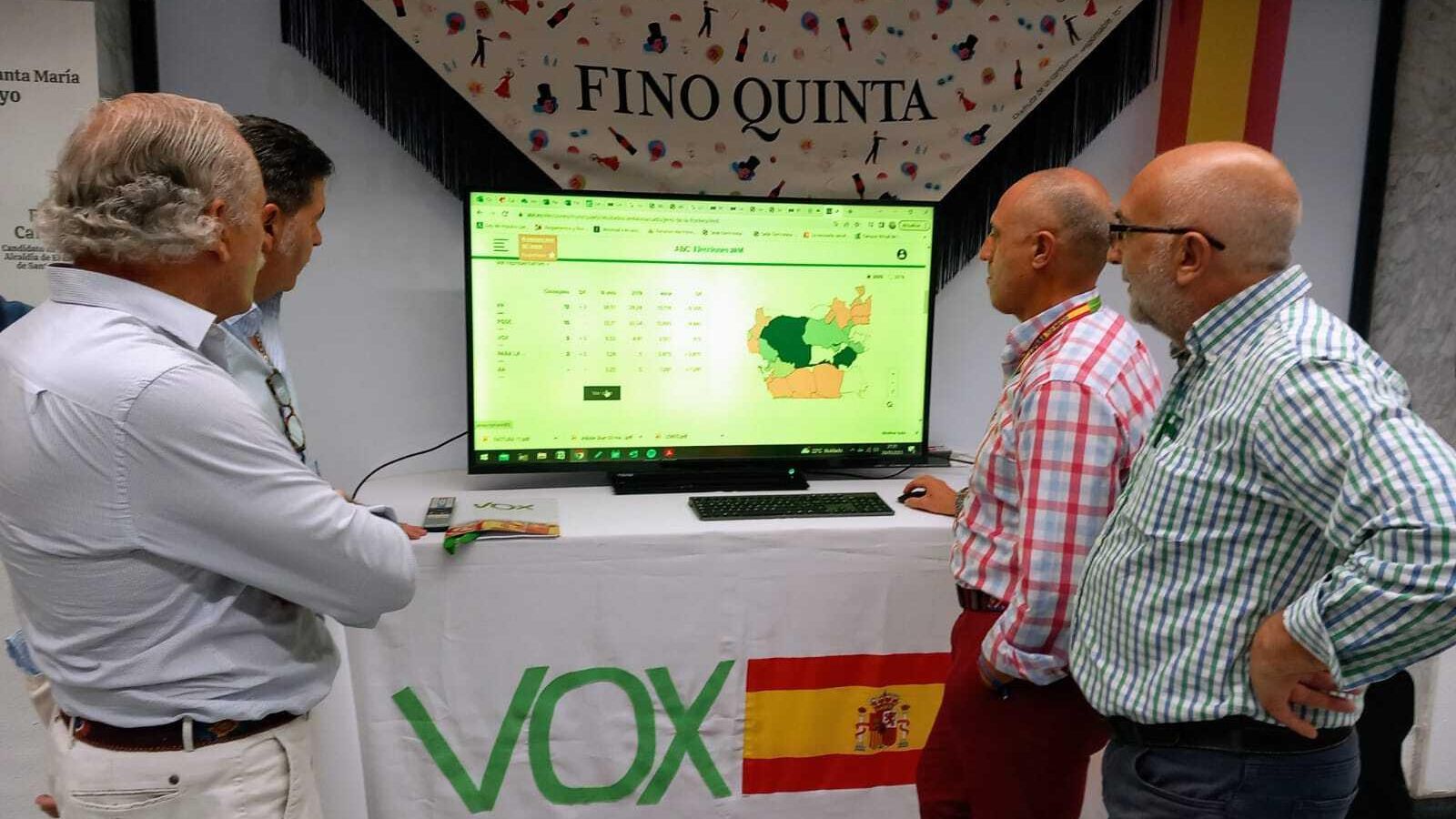 Una pantalla en la sede de Vox para seguir los resultados de toda la provincia. Una pantalla en la sede de Vox para seguir los resultados de toda la provincia.