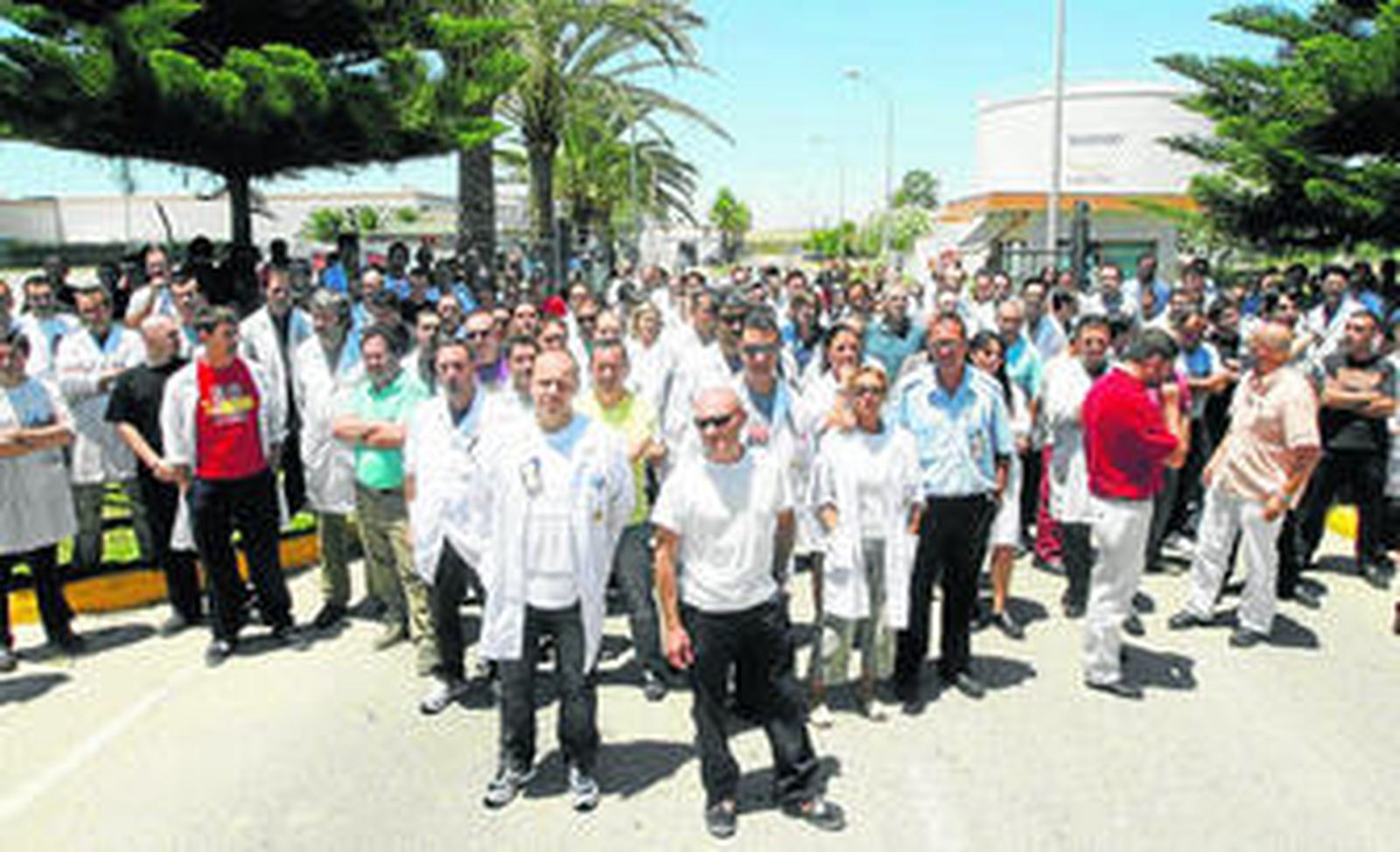 La plantilla de Cádiz Electrónica, al finalizar el turno de mañana, se concentró en la salida de la factoría tras conocer el mazazo.