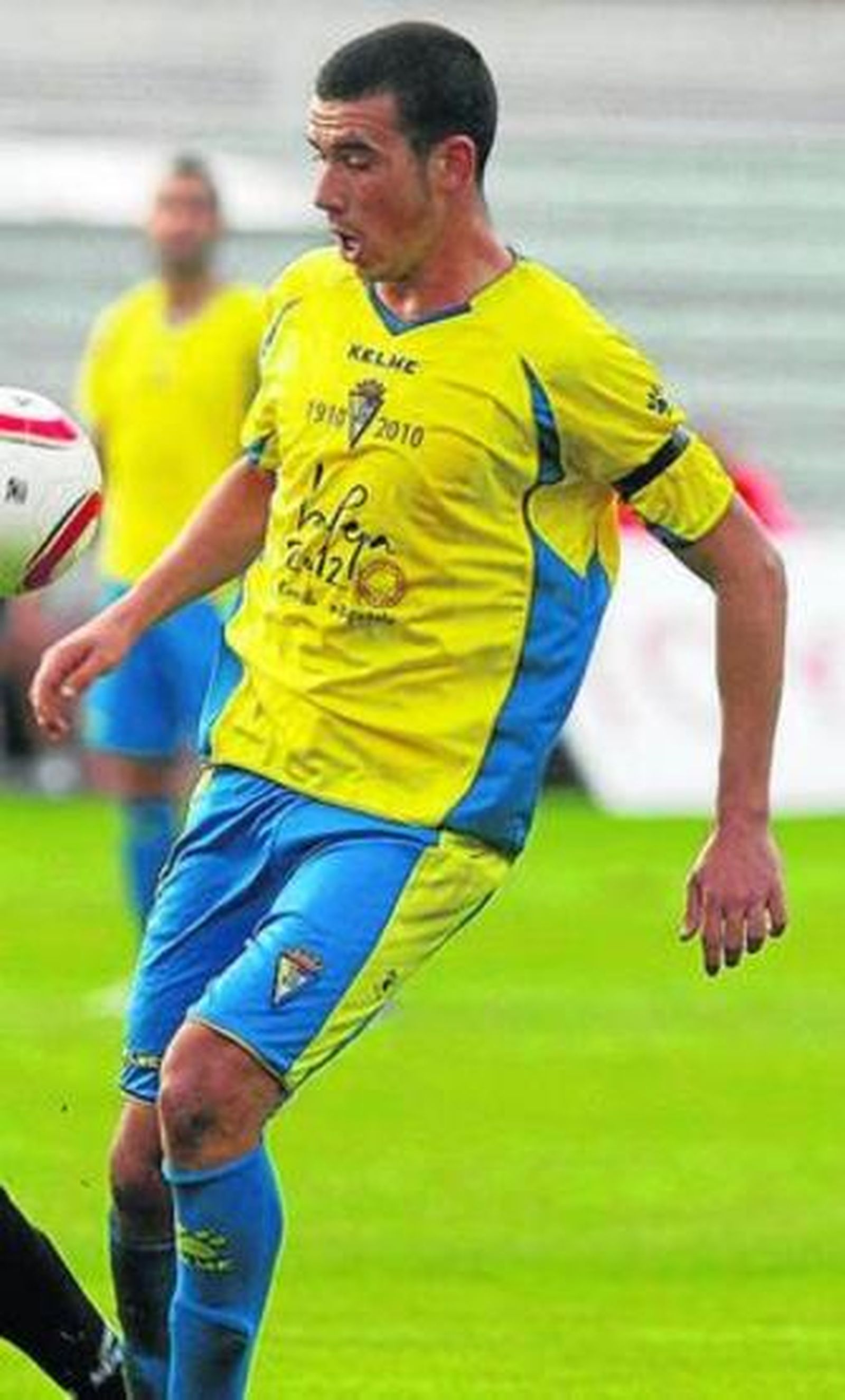 1. José Miguel Caballero luce la vestimenta tradicional del Cádiz, con camiseta amarilla y calzona azul. 2. Enrique, durante la disputa de un partido ataviado con el pantalón amarillo con el que el equipo inició la temporada. 3. López Silva, con la elástica a cuadros que el Cádiz vistió en su visita al Betis B el pasado mes de febrero  4. Dani Cifuentes, de negro contra el Puertollano 5. Jurado, con modelo de rayas horizontales rojas y blancas.