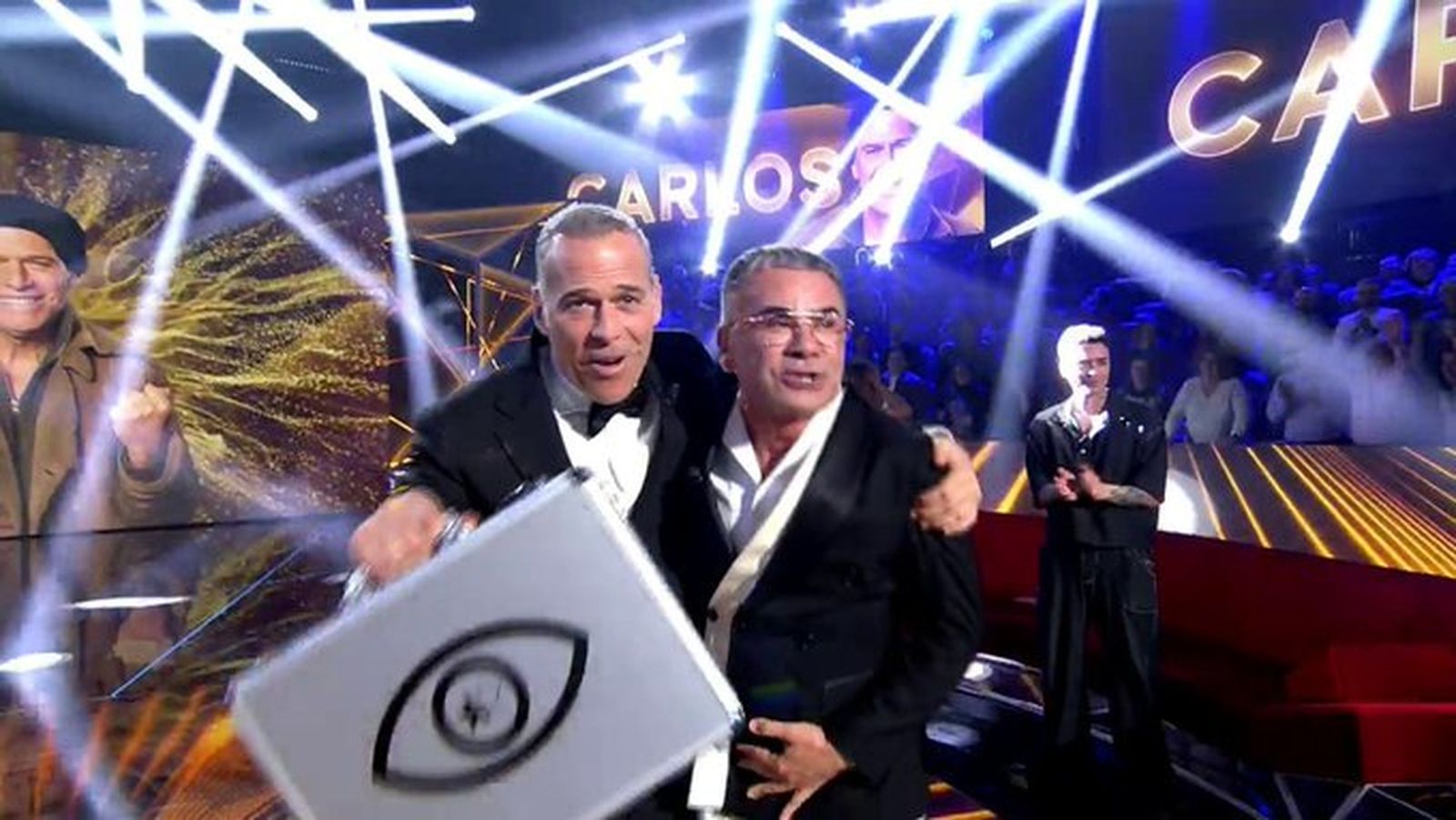 Carlos Lozano celebra su victoria con Jorge Javier Vázquez