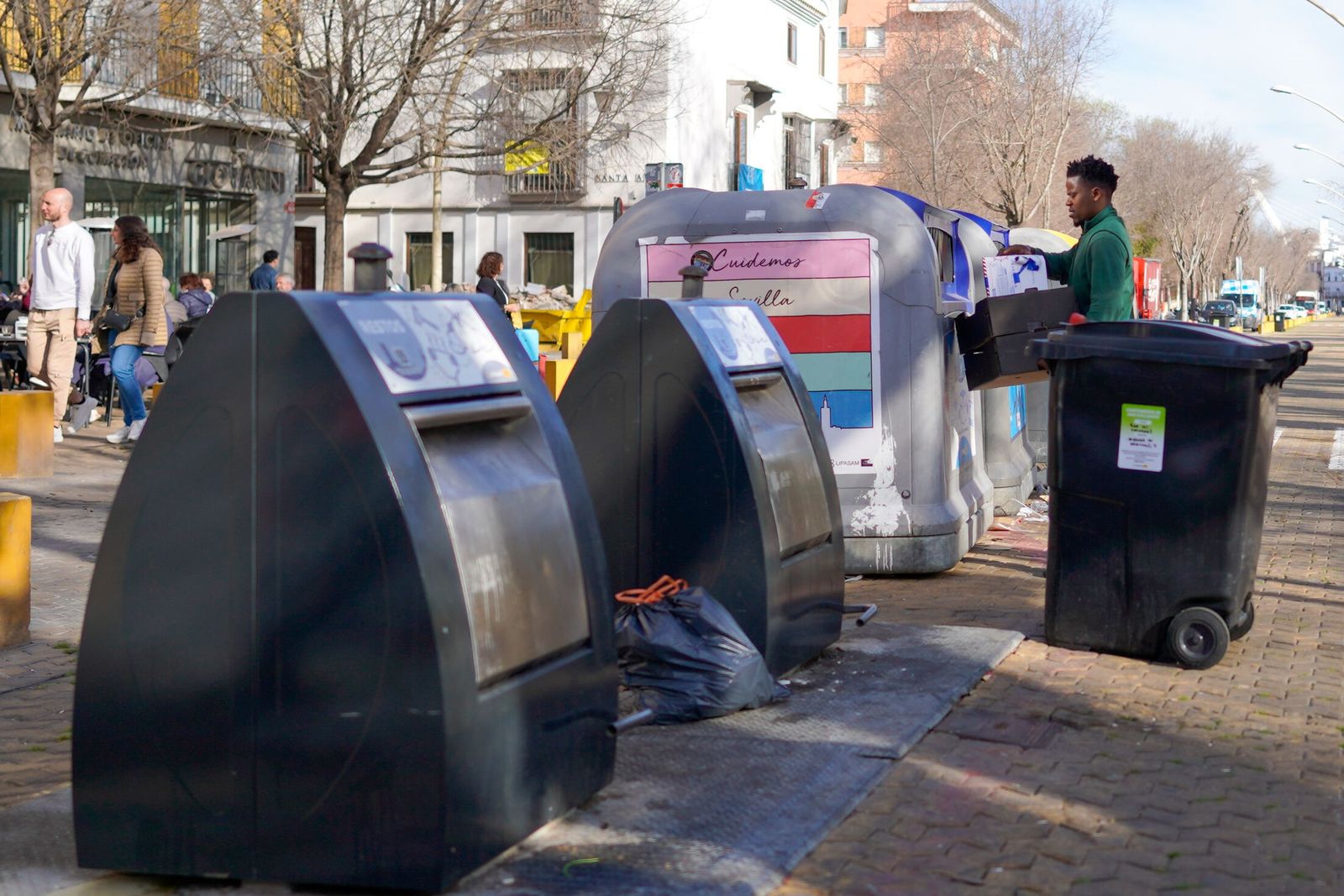 Contenedores soterrados en la Alameda, un enclave repleto de bares y alojamientos turísticos.