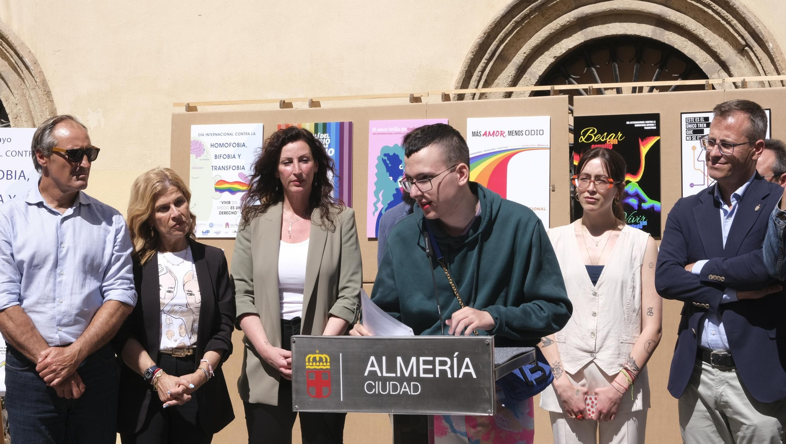Lectura del manifiesto del Día Internacional contra la Homofobia en Almería, en imágenes