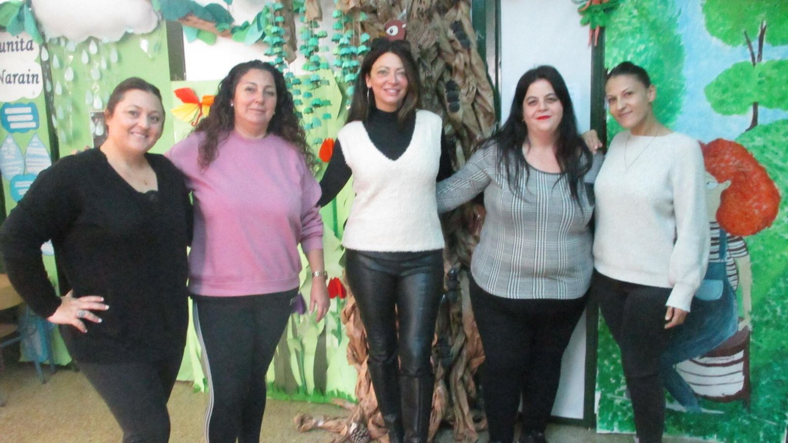 Fanny (en el centro) con miembros de la AMPA del colegio.