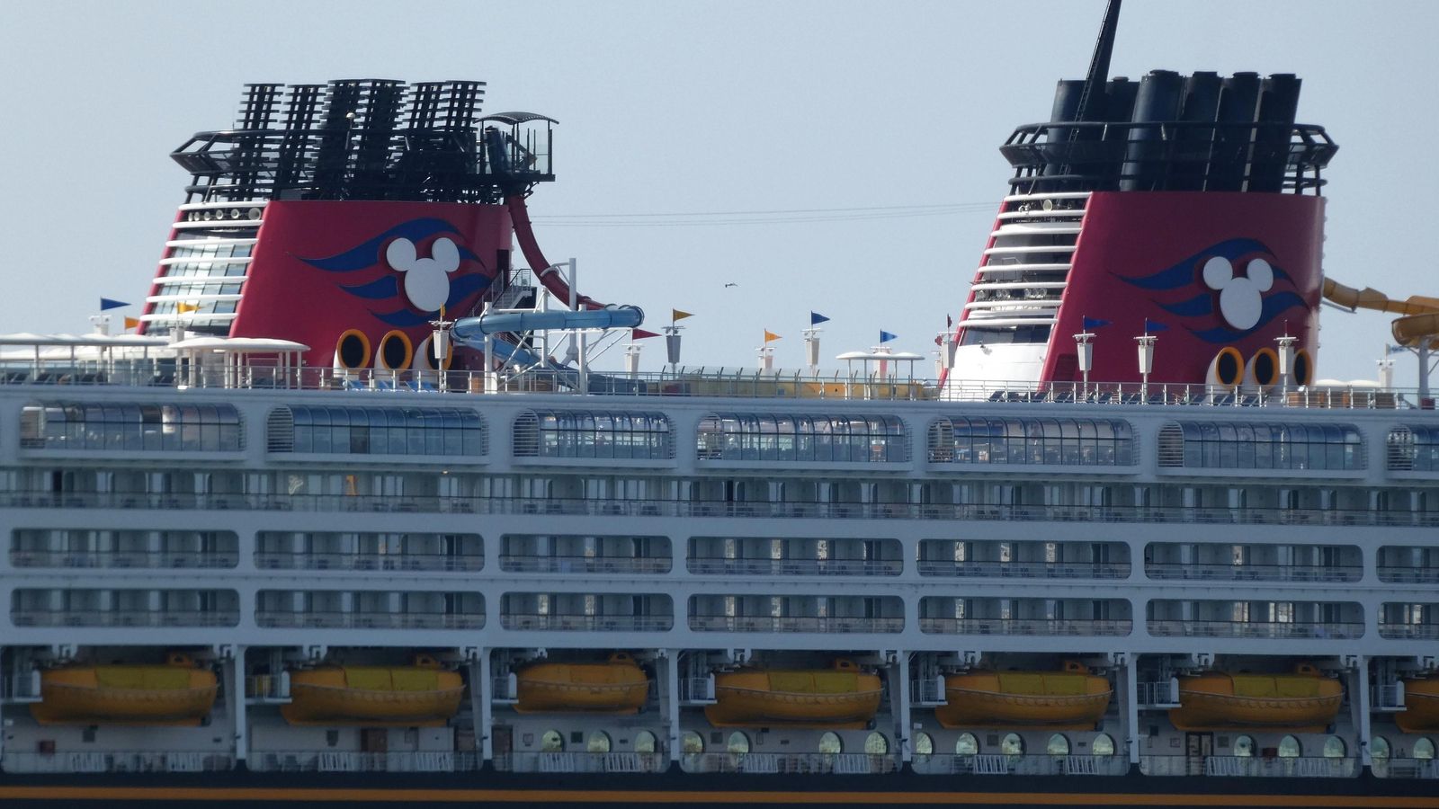 Chimeneas del 'Disney Magic' con la silueta de Mickey Mouse.