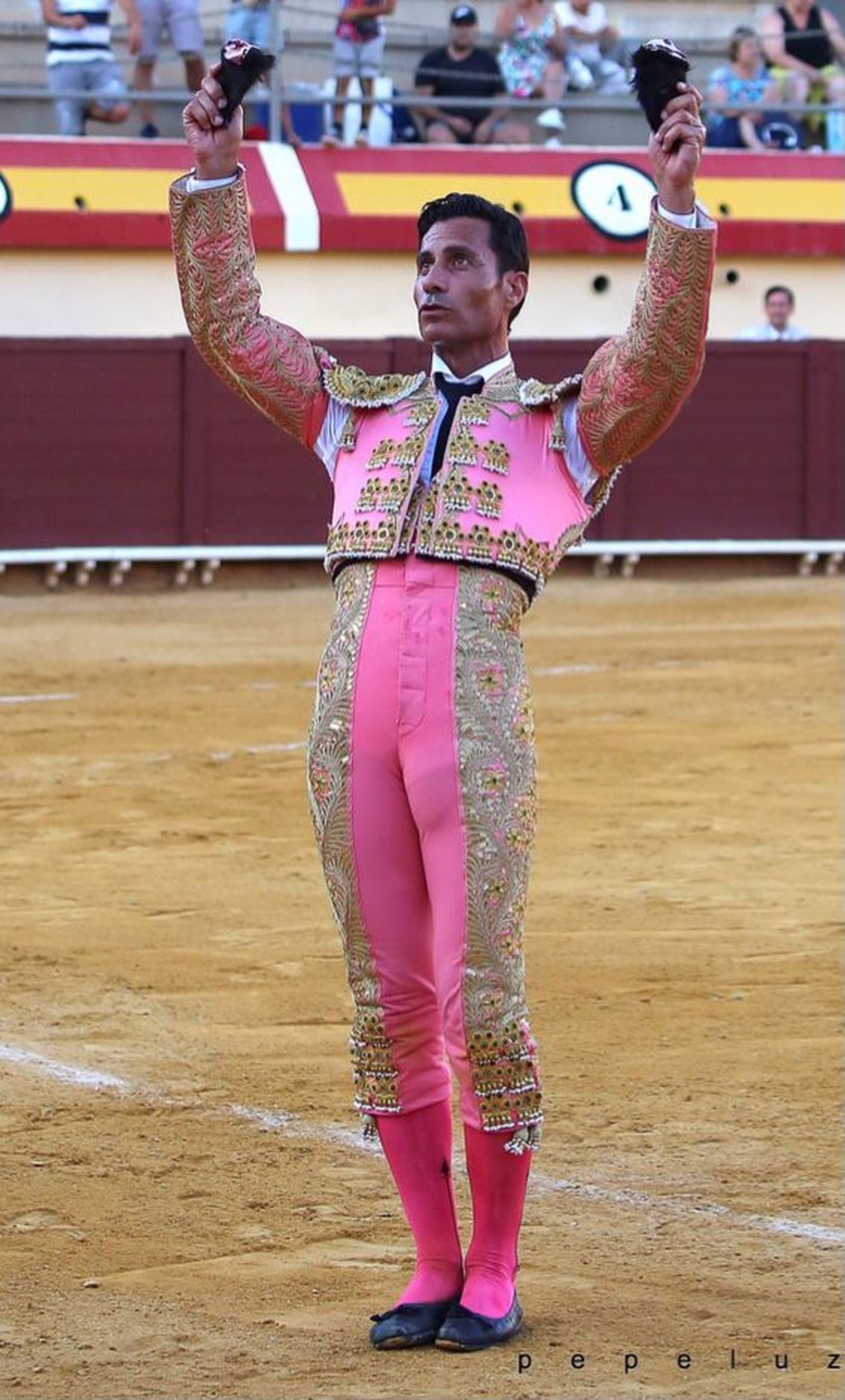 Jesús Almería en una tarde triunfal en Roquetas, mostrando las dos orejas del toro.