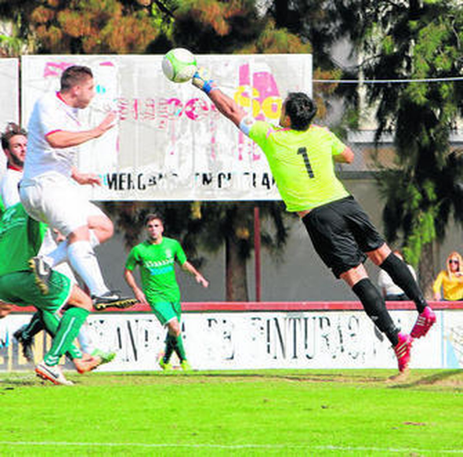 Ramón, guardameta del Cortijillos, desbarata con el puño una acción de ataque del Chiclana.