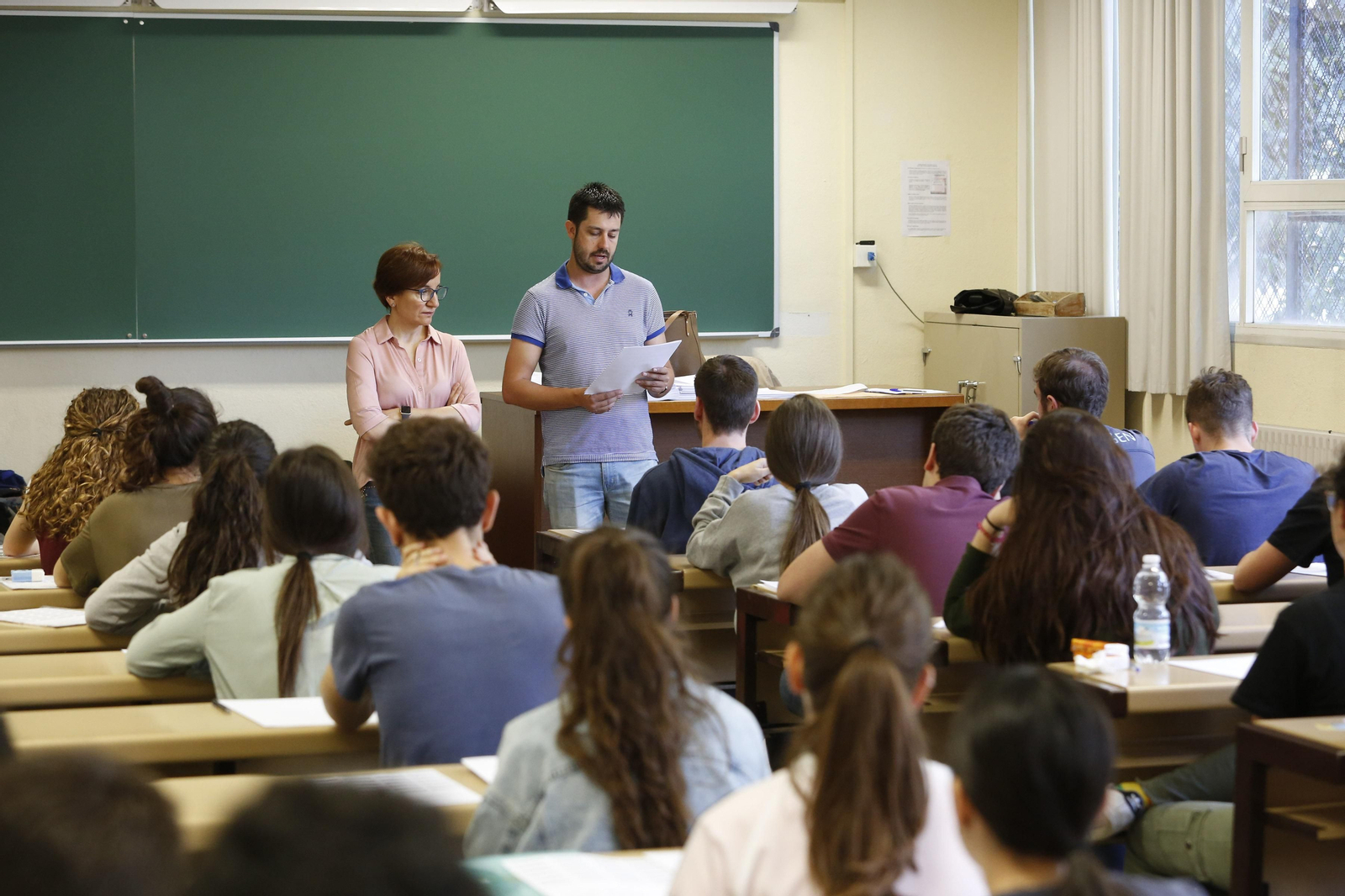 Un docente se dirige a los estudiantes antes del comienzo del primer examen de la pasada Selectividad.