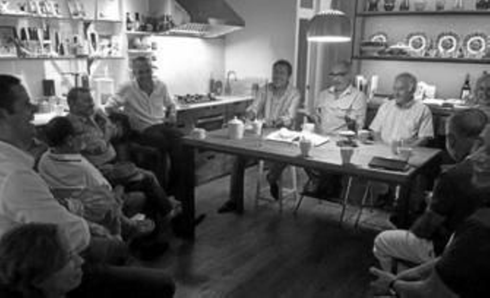 Los concejales socialistas Espadas y Muñoz, con un grupo de sevillanos el miércoles en la Alameda.