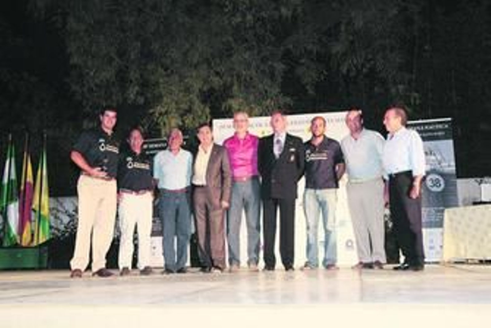 La tripulación del 'Península Petroleum' posa con el Catavino de Oro.