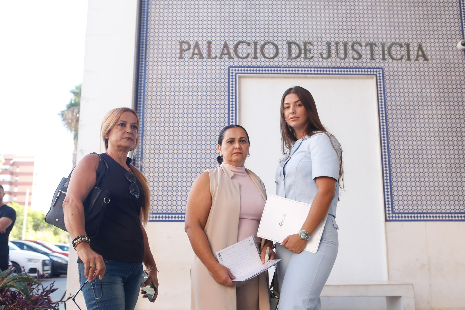 Ana María y Eva, tía y madre del recluso, con la abogada Paula Ardanaz.