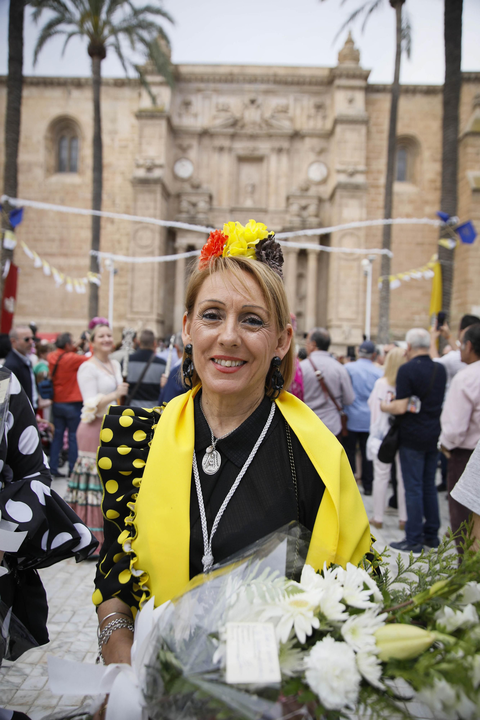 Imágenes de la salida  del Rocío desde la Catedral de Almería