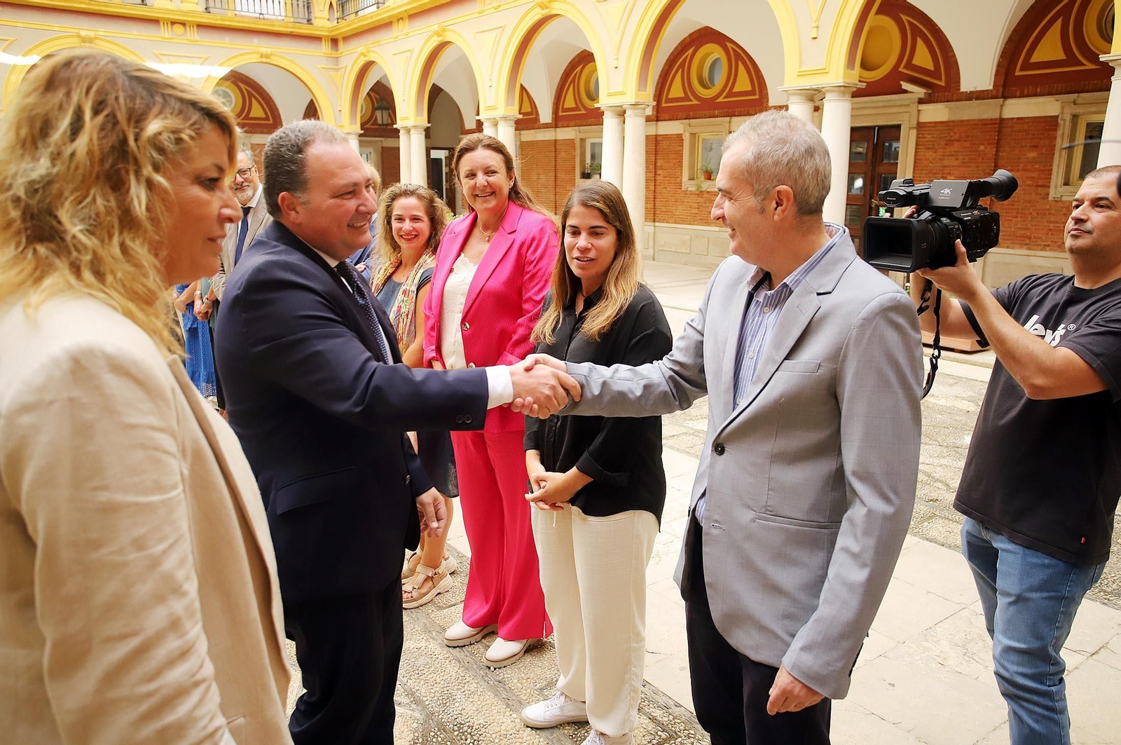 Imágenes del encuentro de Pilar Miranda con David Toscano en el Ayuntamiento de Huelva
