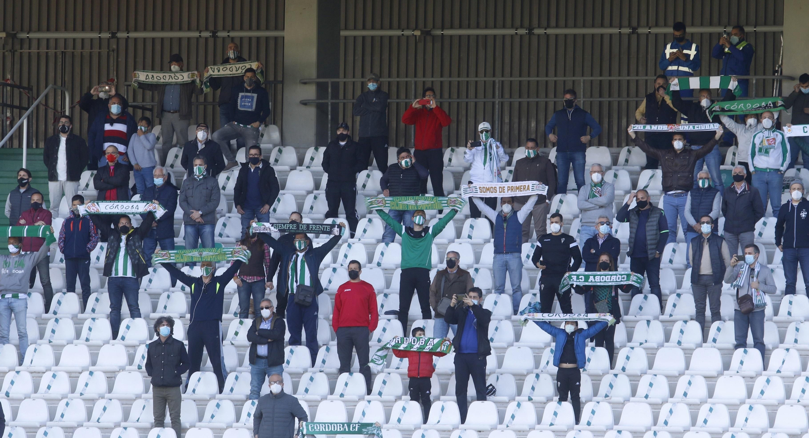 Varios aficionados del Córdoba, durante un encuentro de esta temporada en El Arcángel.