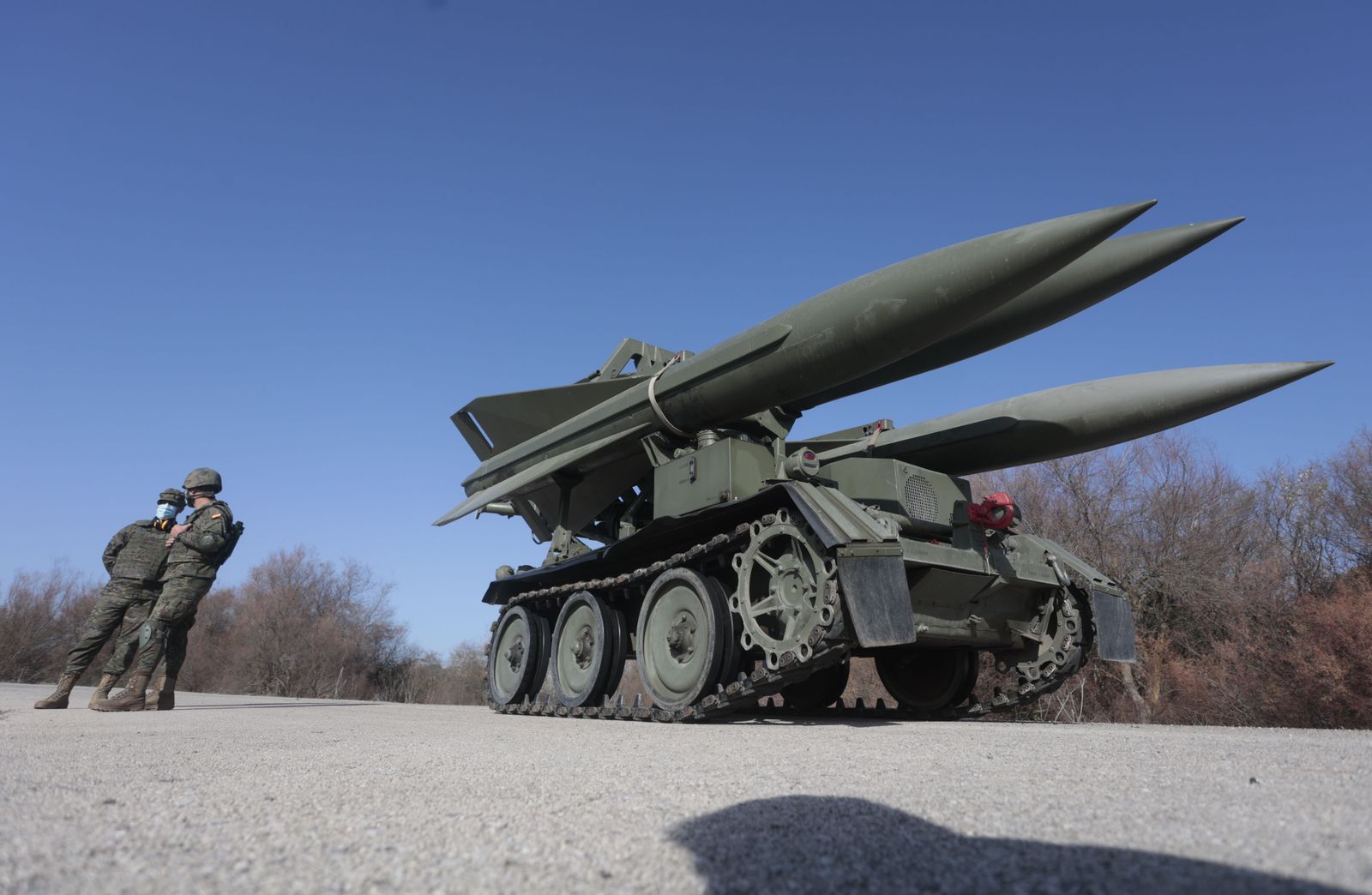 La visita de Margarita Robles a la Base del Copero en imágenes