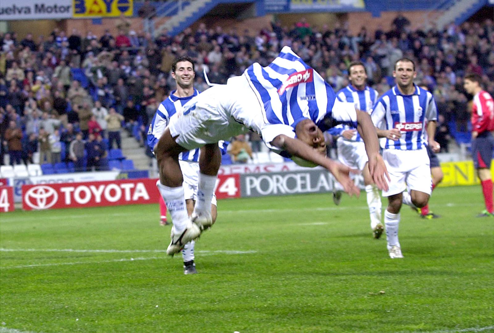 Uche realiza su clásica celebración tras marcar un gol.