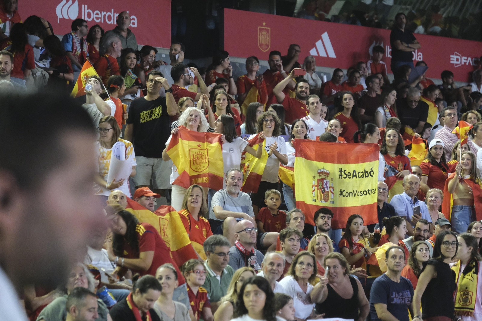 Las mejores fotos del ambiente en El Arcángel para el España - Suiza