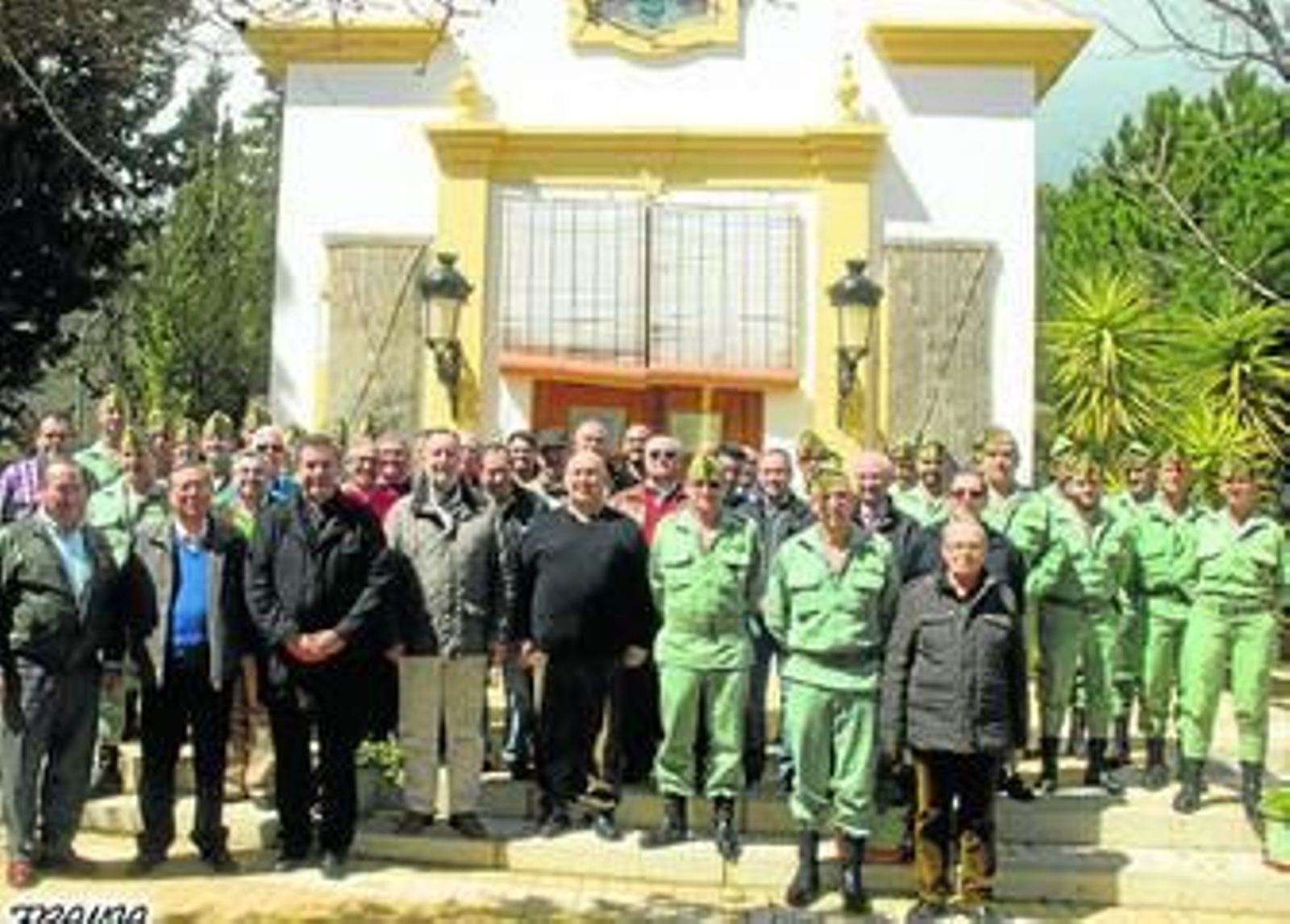 Los artilleros de honor de La Legión posan junto al general M;artín Cabrero ante la capilla de la finca Gatuna.