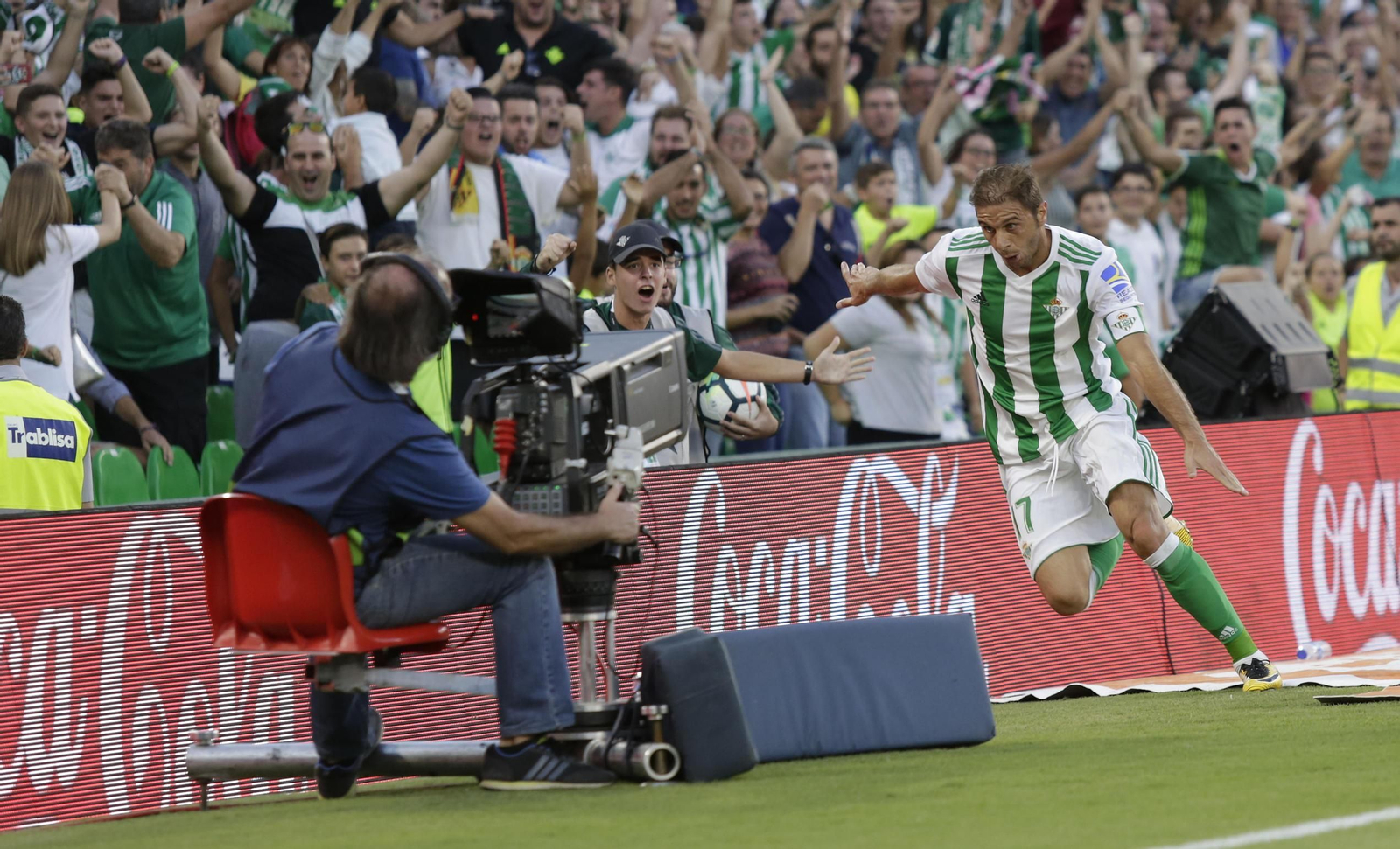 Joaquín celebra corriendo y con los brazos abiertos su segundo gol mientras es enfocado por un cámara de televisión.