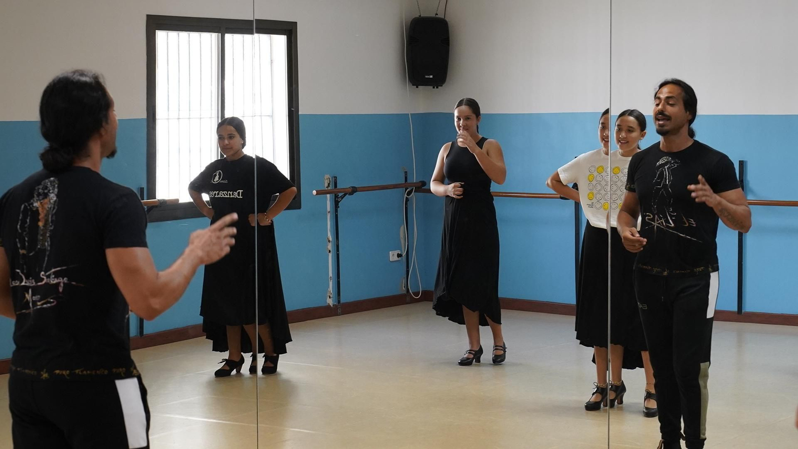 Fotos de las clases de flamenco de Flamenco Tours en la escuela Sánchez Verdú de Algeciras
