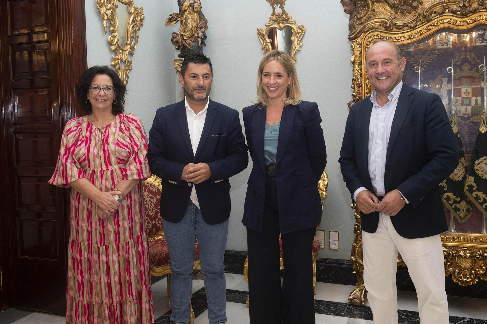 Almudena Martínez y Juancho Ortiz con responsables de la UPTA