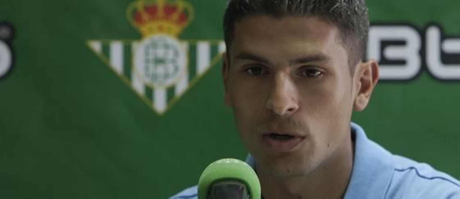 Salva Sevilla habla ante los micros.

Foto: José Ángel García