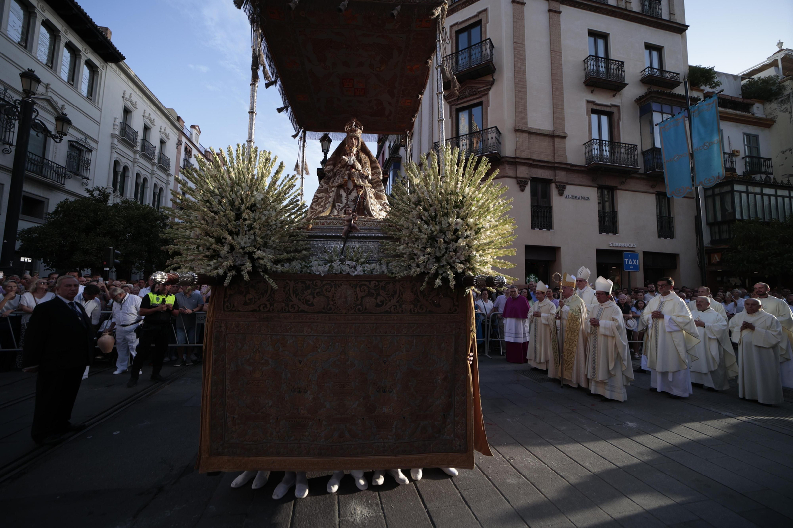 La procesión de la Virgen de los Reyes en imágenes