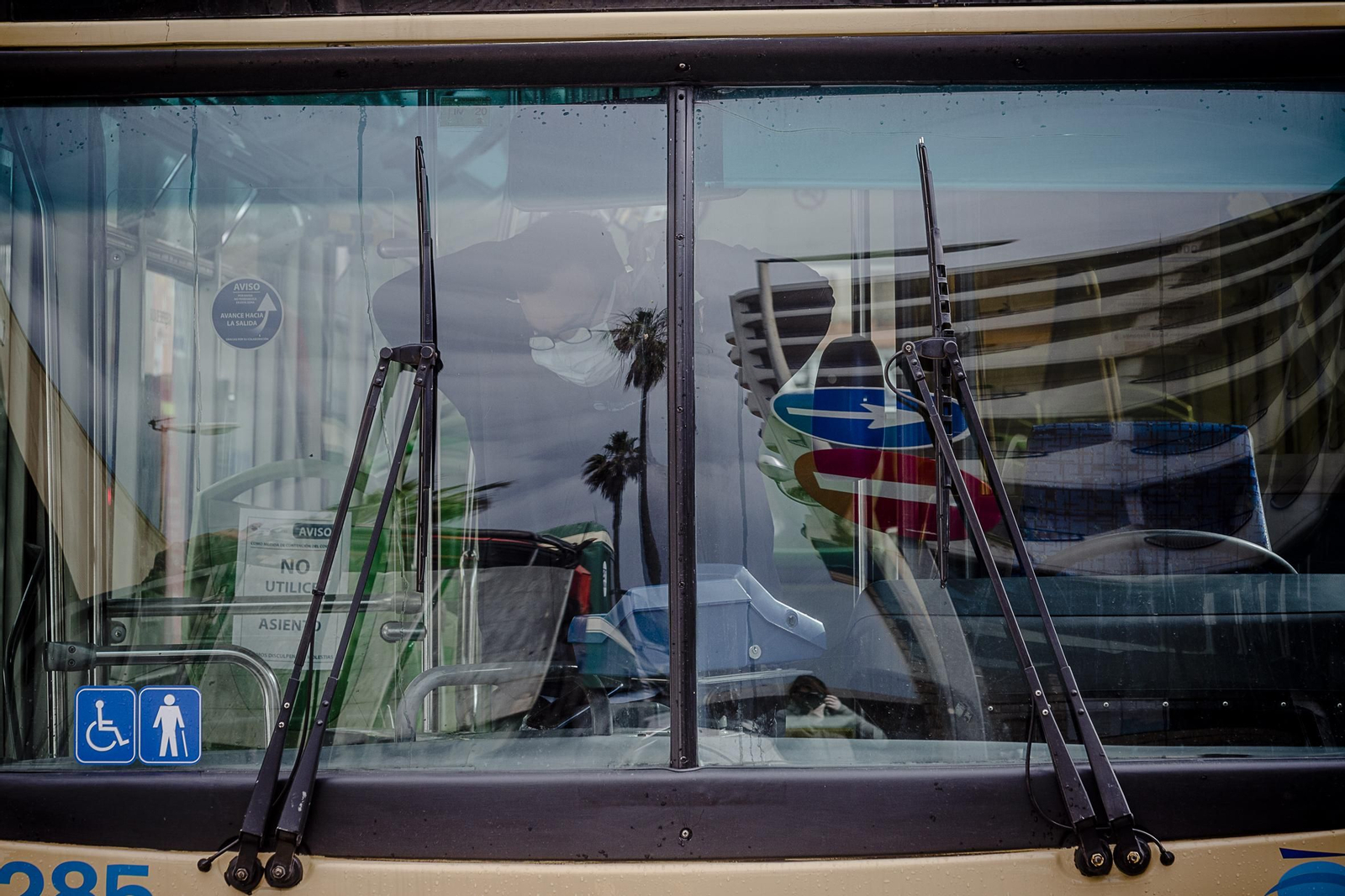 Un conductor de autobús se coloca una máscarilla.jpg