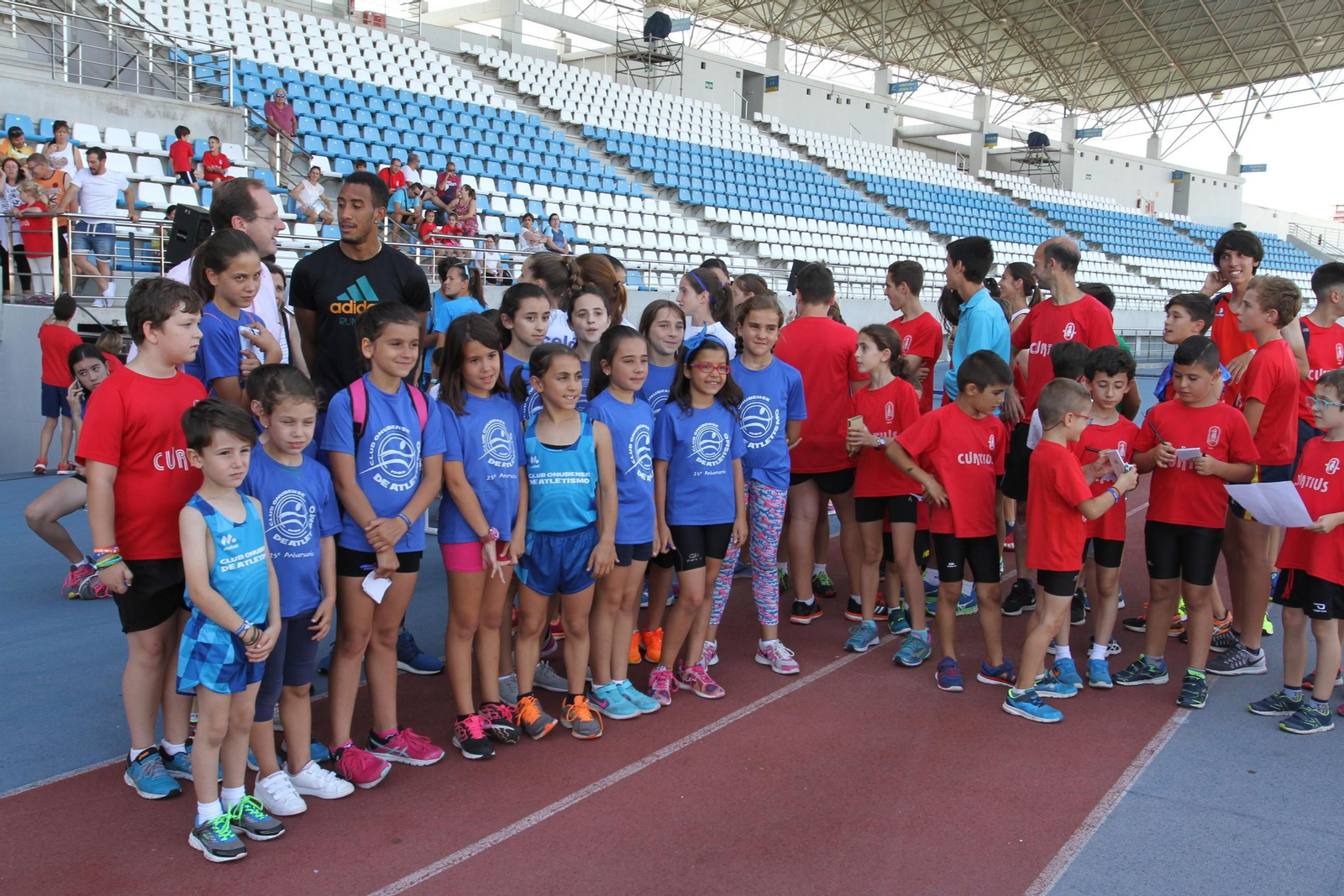 Orlando Ortega posa junto a numerosos chavales en el encuentro que mantuvieron ayer en el Estadio Iberoamericano de atletismo Emilio Martín.