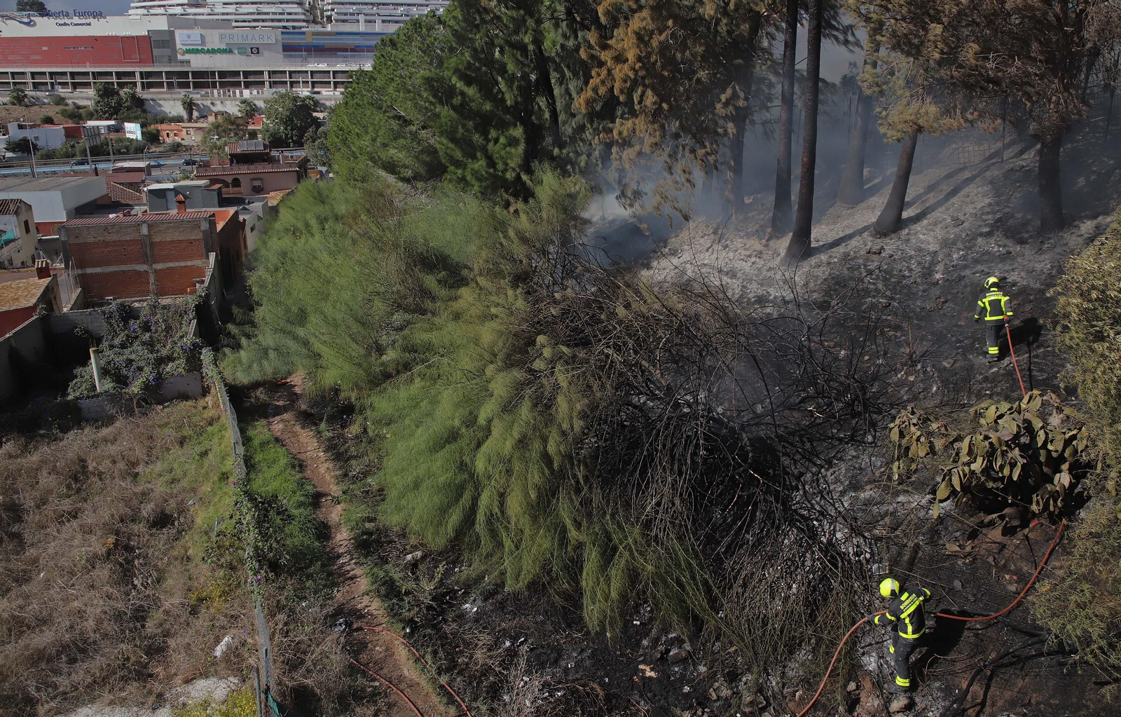 Fotos del incendio cercano al Bahía Park en la calle Sardina de Algeciras