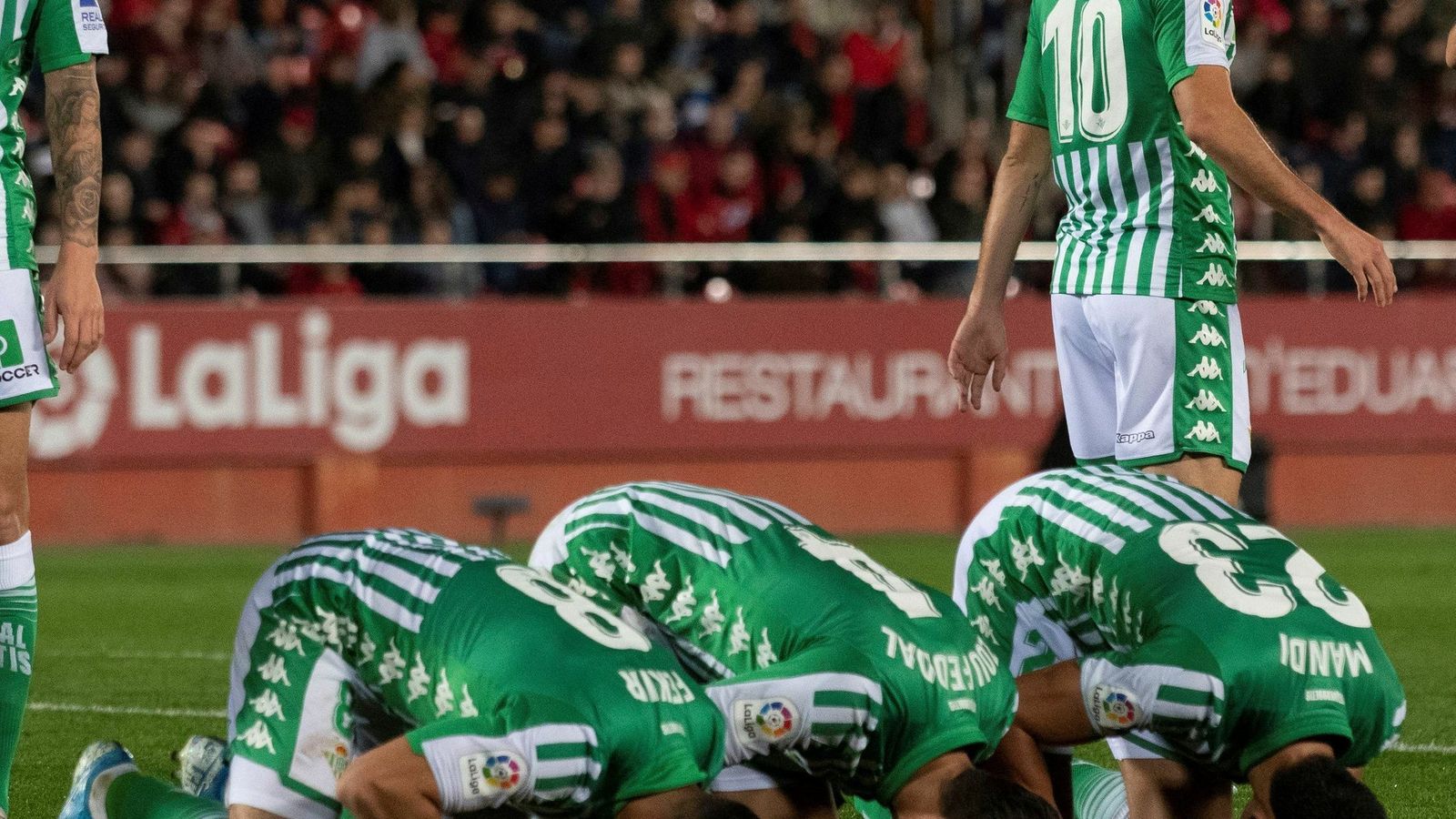 Fekir, Feddal y Mandi celebran el tanto del primero.