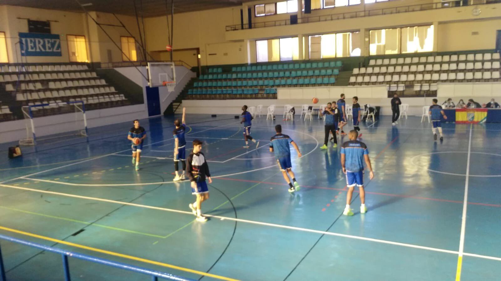 El Enrique Benítez calienta en Xerez poco antes del encuentro.