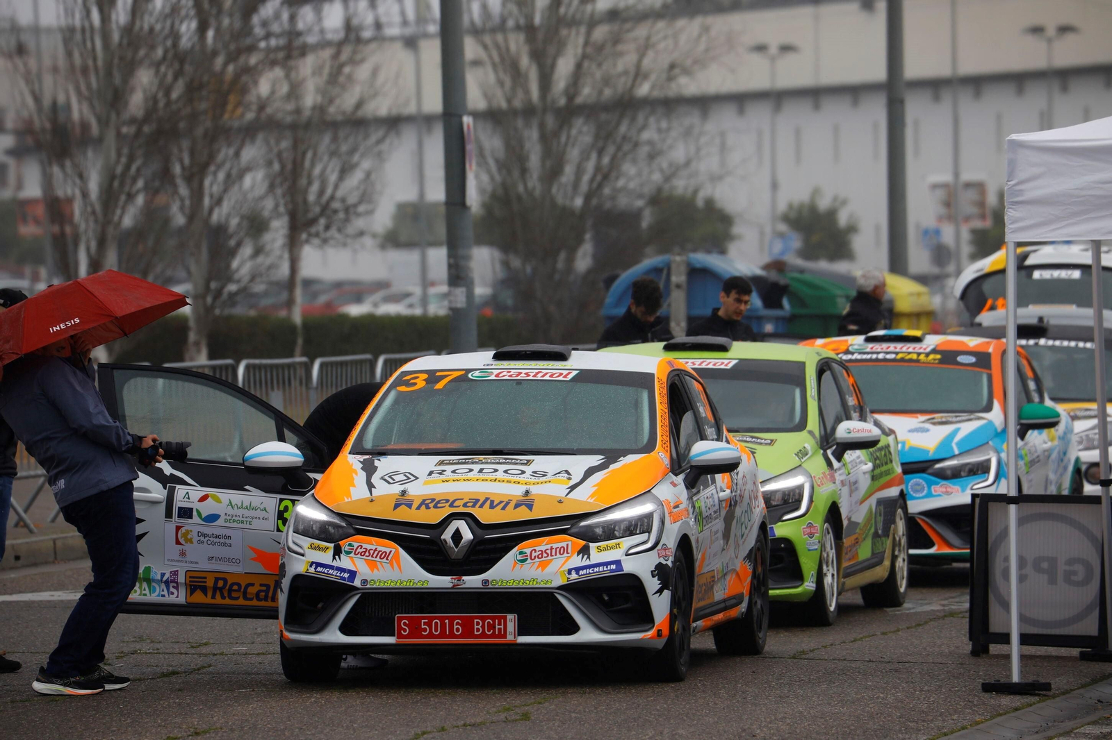 Rallye Sierra Morena 2023: Los pilotos ya preparan sus vehículos en El Arenal