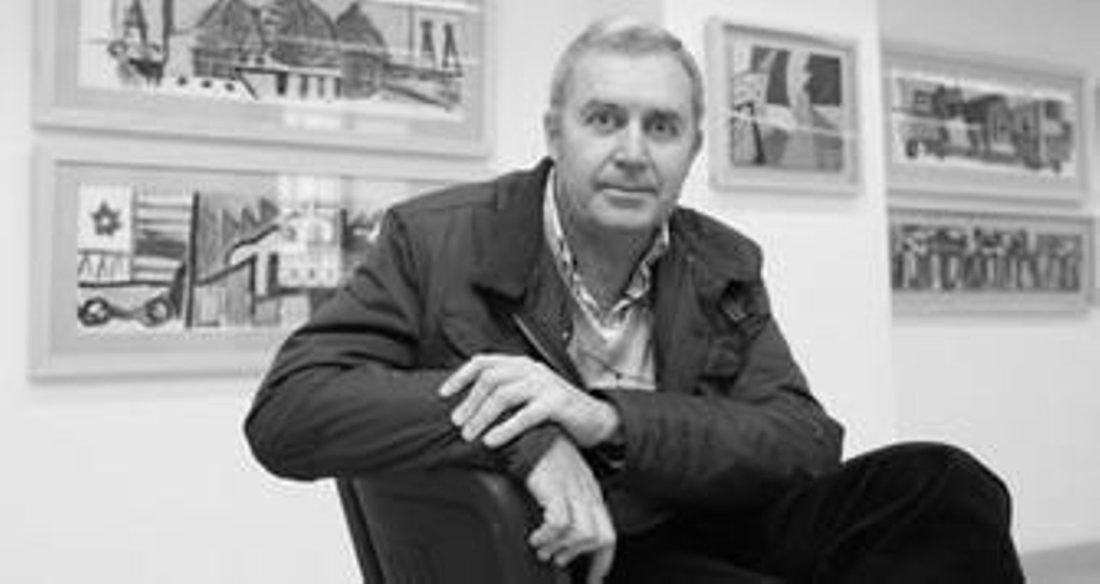 José Manuel Paredes posa en el espacio cultural 'ArteaDiario' junto a algunas de sus obras, durante la entrevista.