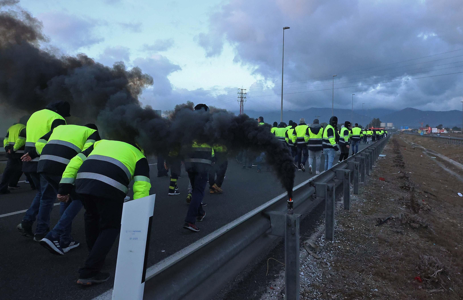 Imágenes del corte de la A7 por los huelguistas de Acerinox tras las negociaciones en el Consejo Andaluz de Relaciones Laborales